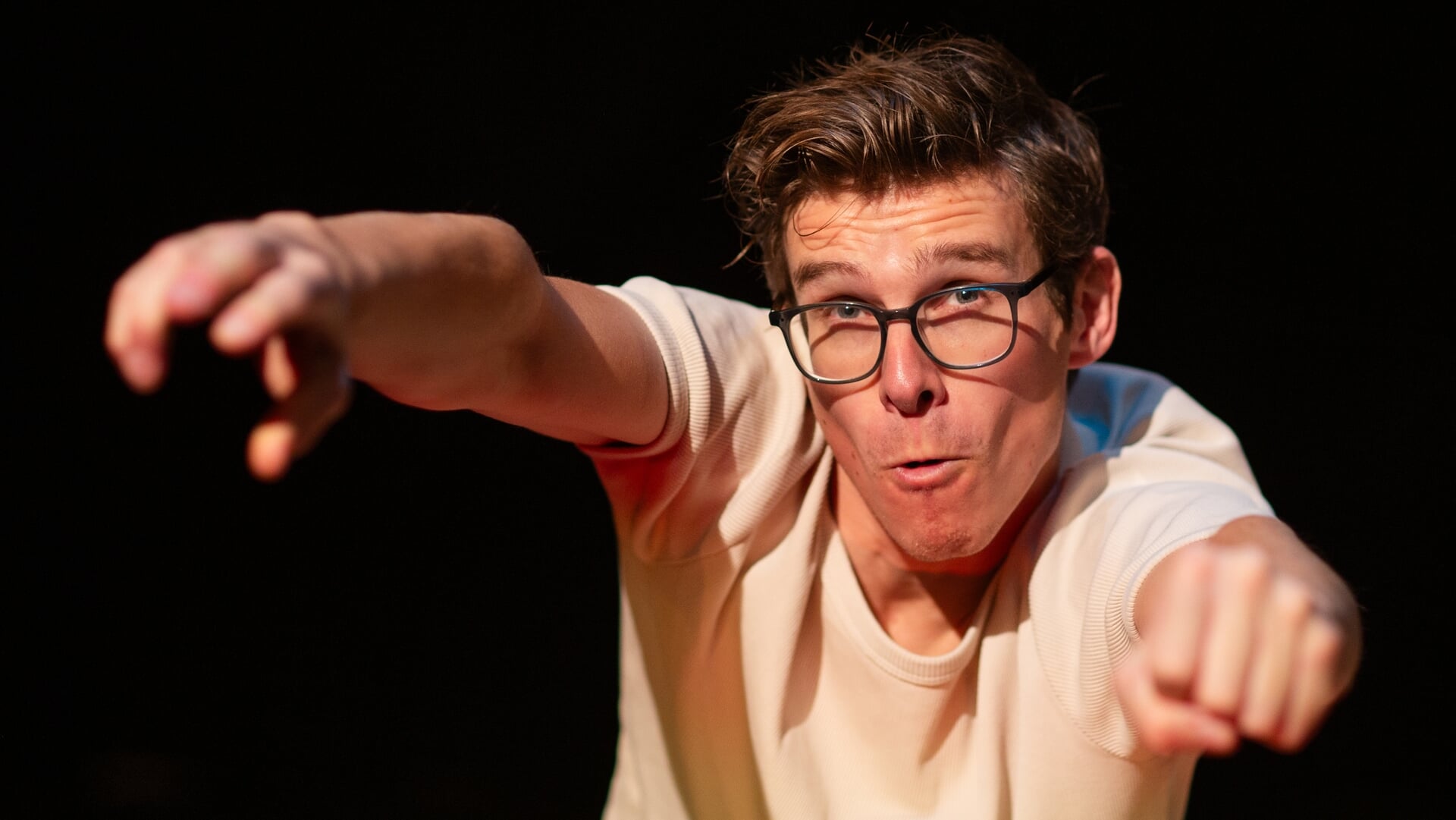 Cabaretier Remy Evers flipt de burenruzie om tot cabaretkunst