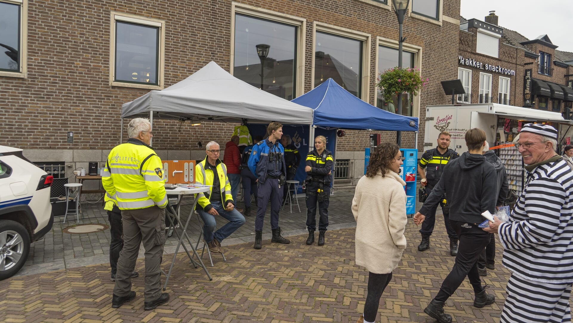 Politie, boa’s en ‘boeven’ laten zich zien op de weekmarkt