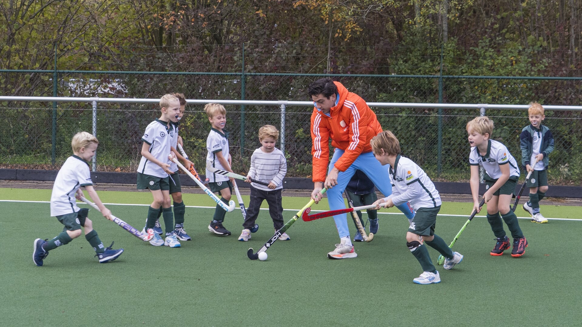 Tophockeyers geven clinic bij De Hopbel