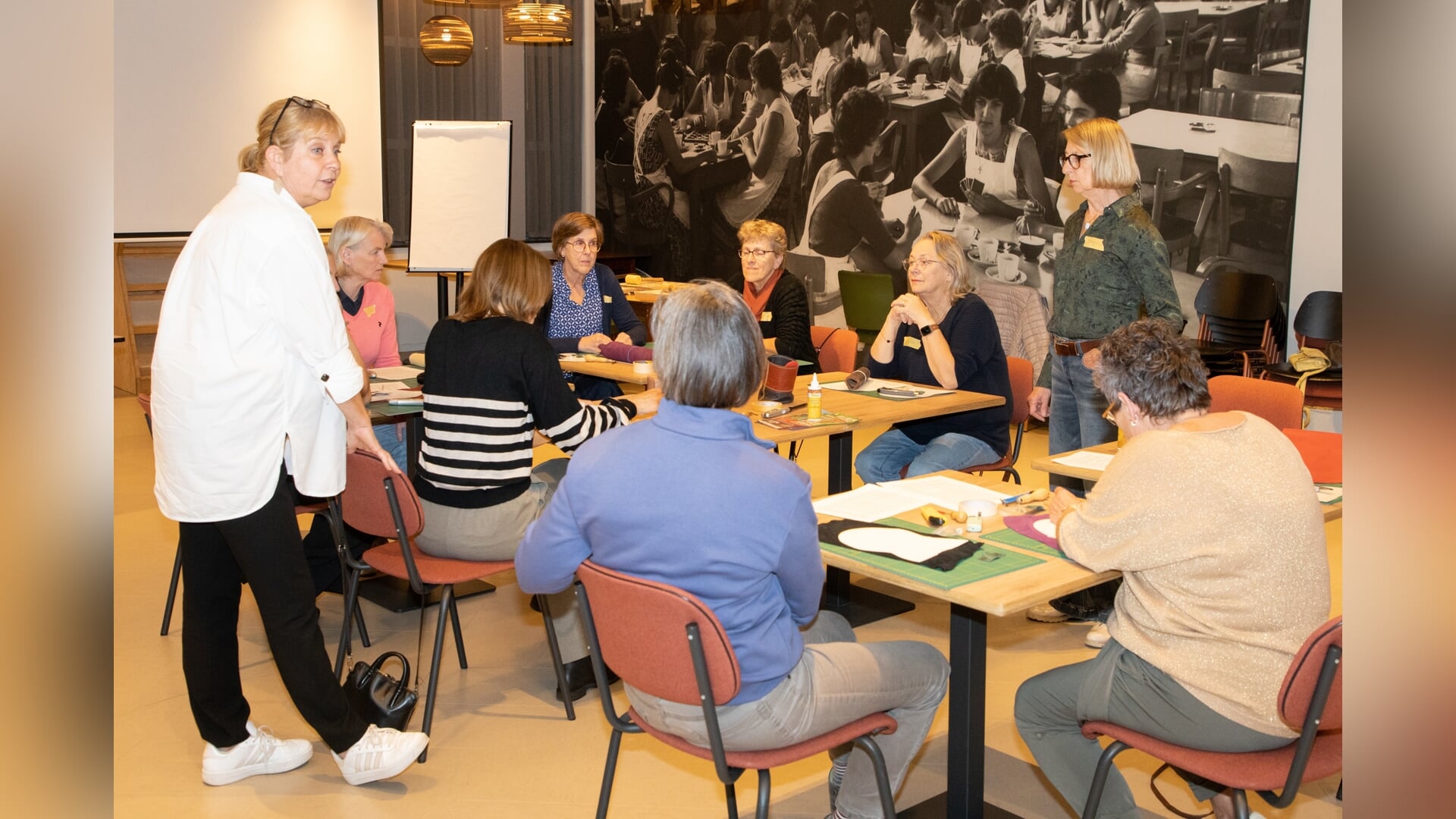 Creatieve avond tijdens workshop brillenhoes van leer maken