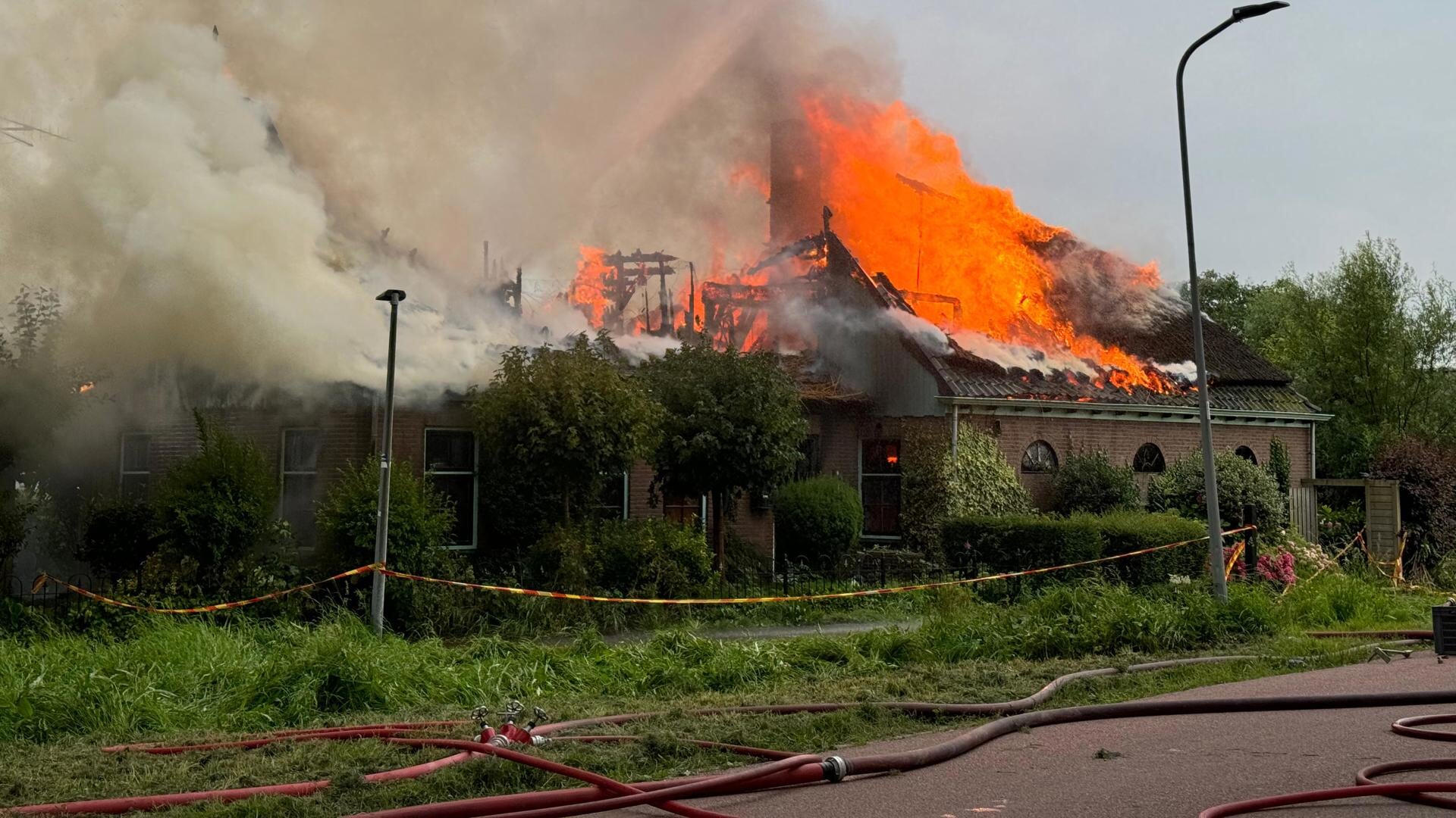 Grote brand in stolpboerderij in Zwaagdijk-West
