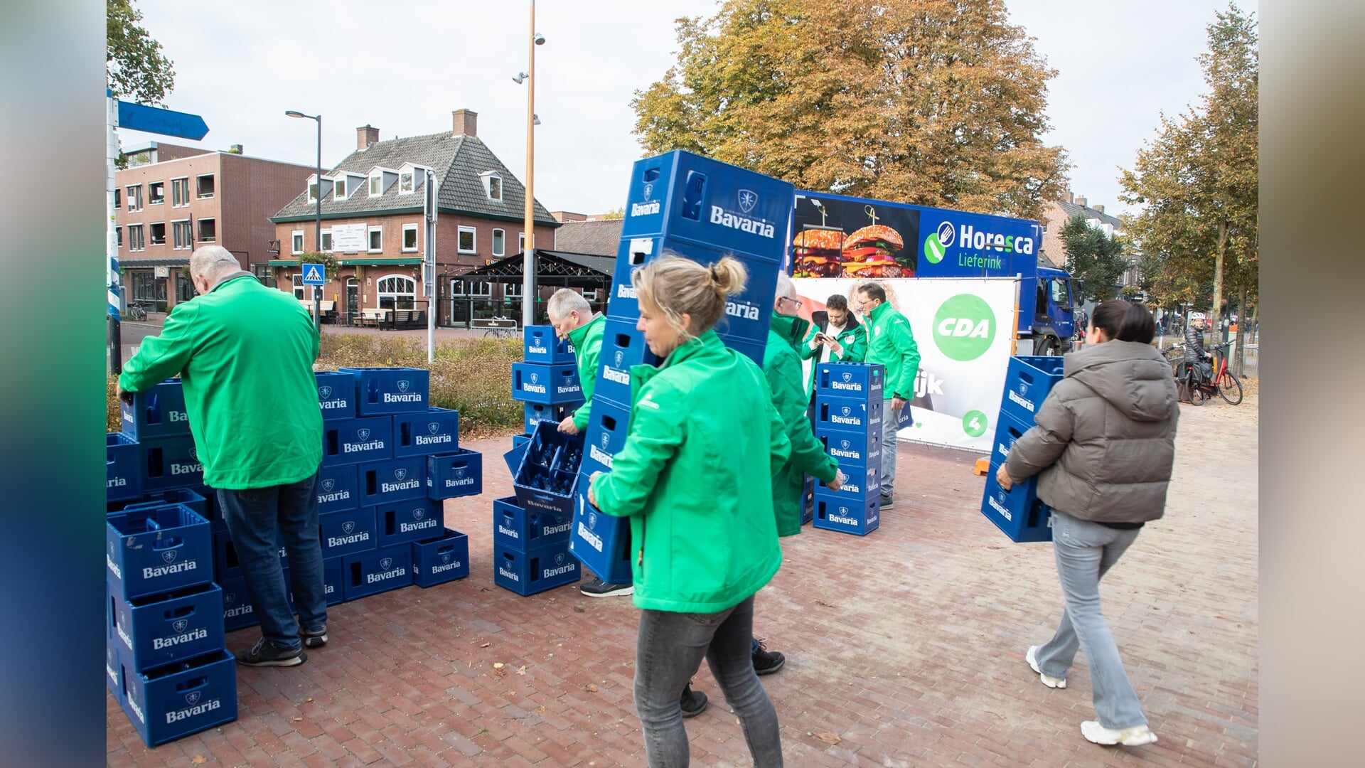 CDA bouwt huis van kratjes bij het Bloemenkerkje