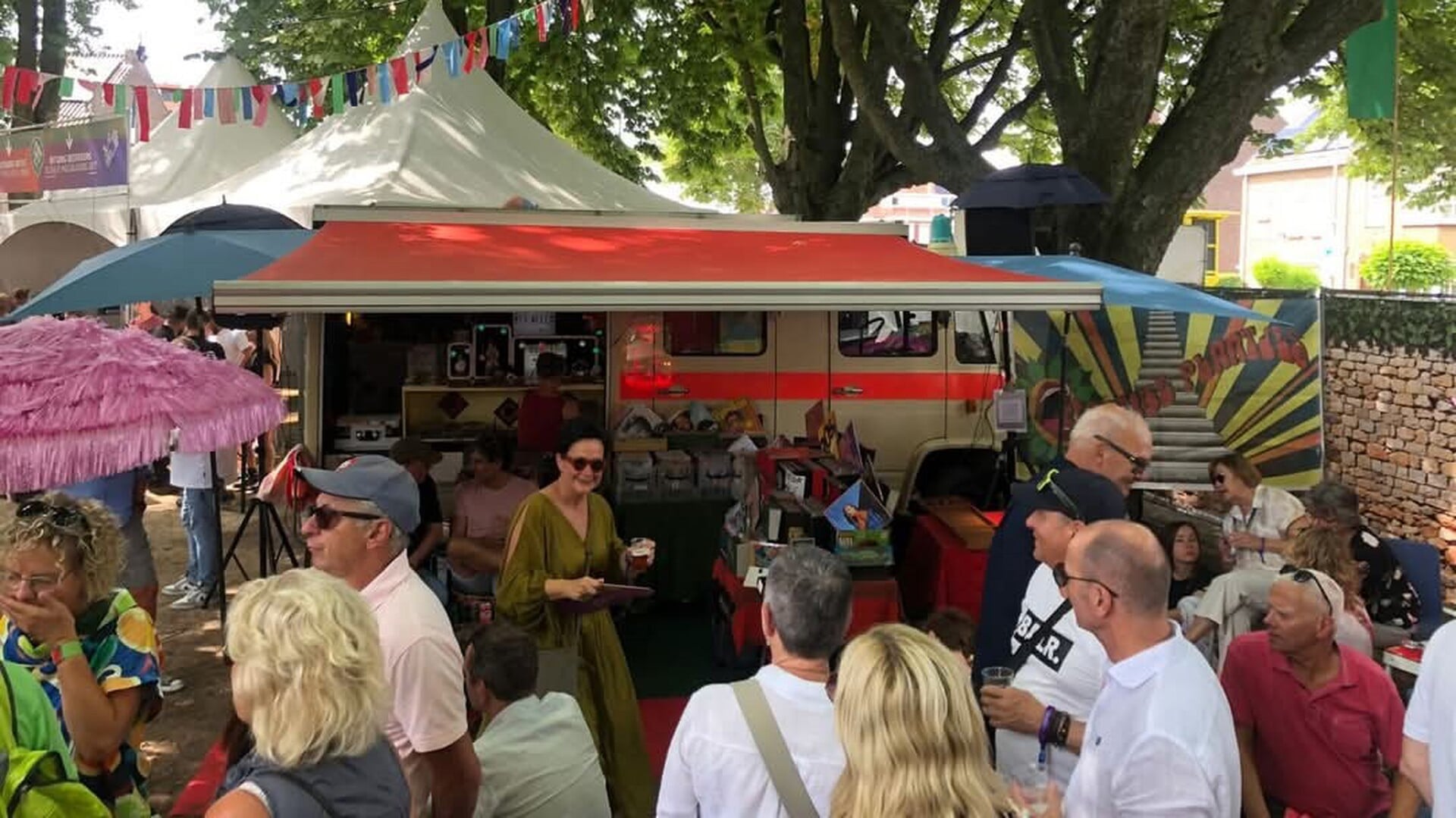 Uitklokken, vinylklassiekers en Tinnef bij Borrellokaal De Afzakkerij