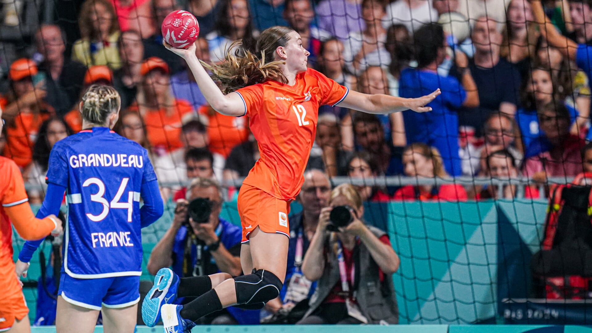 Van Wetering perd avec l'équipe féminine de handball TeamNL contre son pays natal, la France