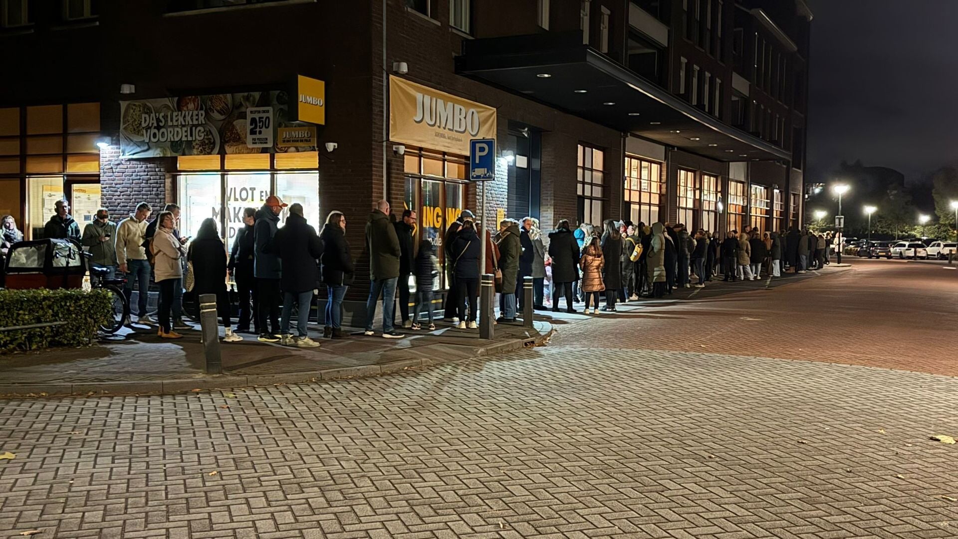 Lange rij voor start kaartverkoop Sinterklaas