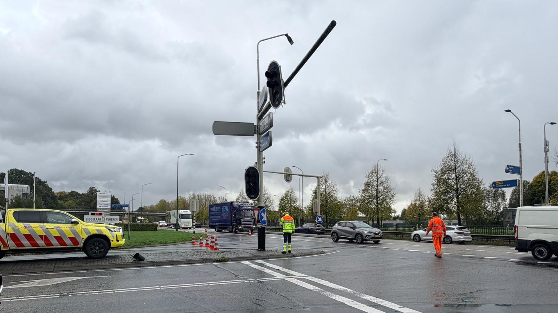 Vrachtwagen raakt stoplicht op N279 bij Veghel: afslag tijdelijk afgesloten