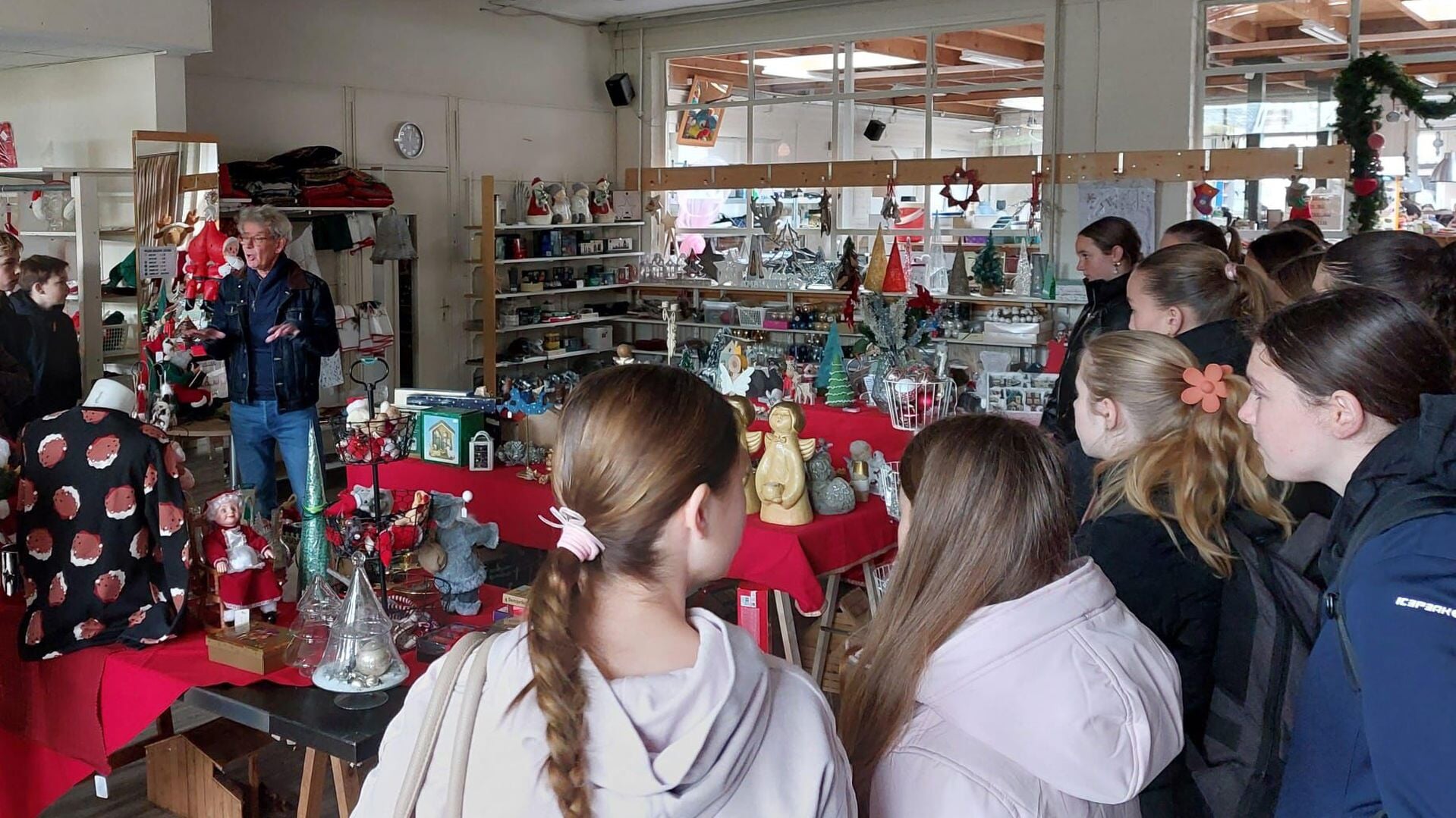 Leerlingen brengen cadeautjes naar de Vincentiusvereniging