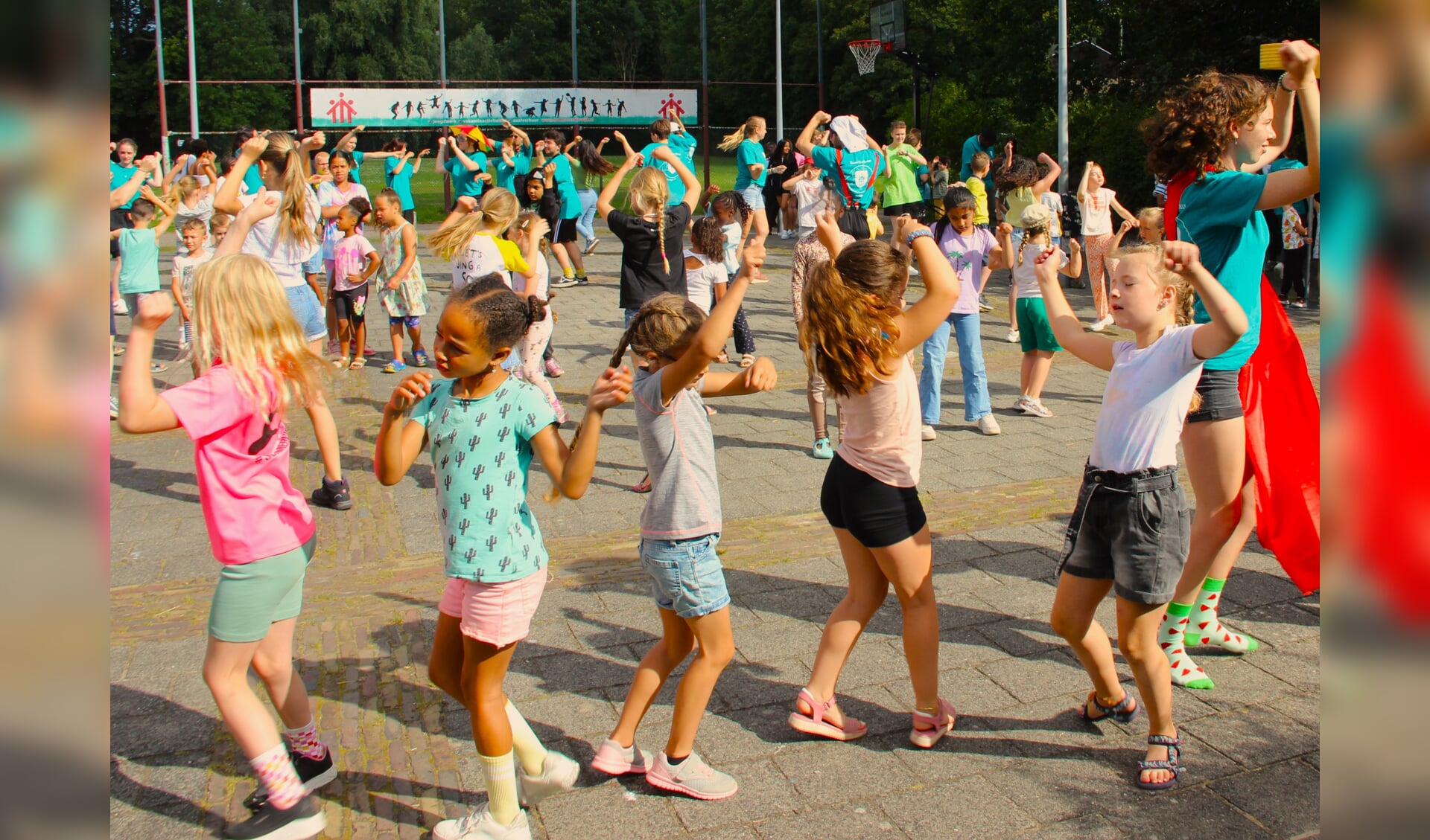 Onbezorgd-dansen-in-zomerzonnig-Vakantiebos