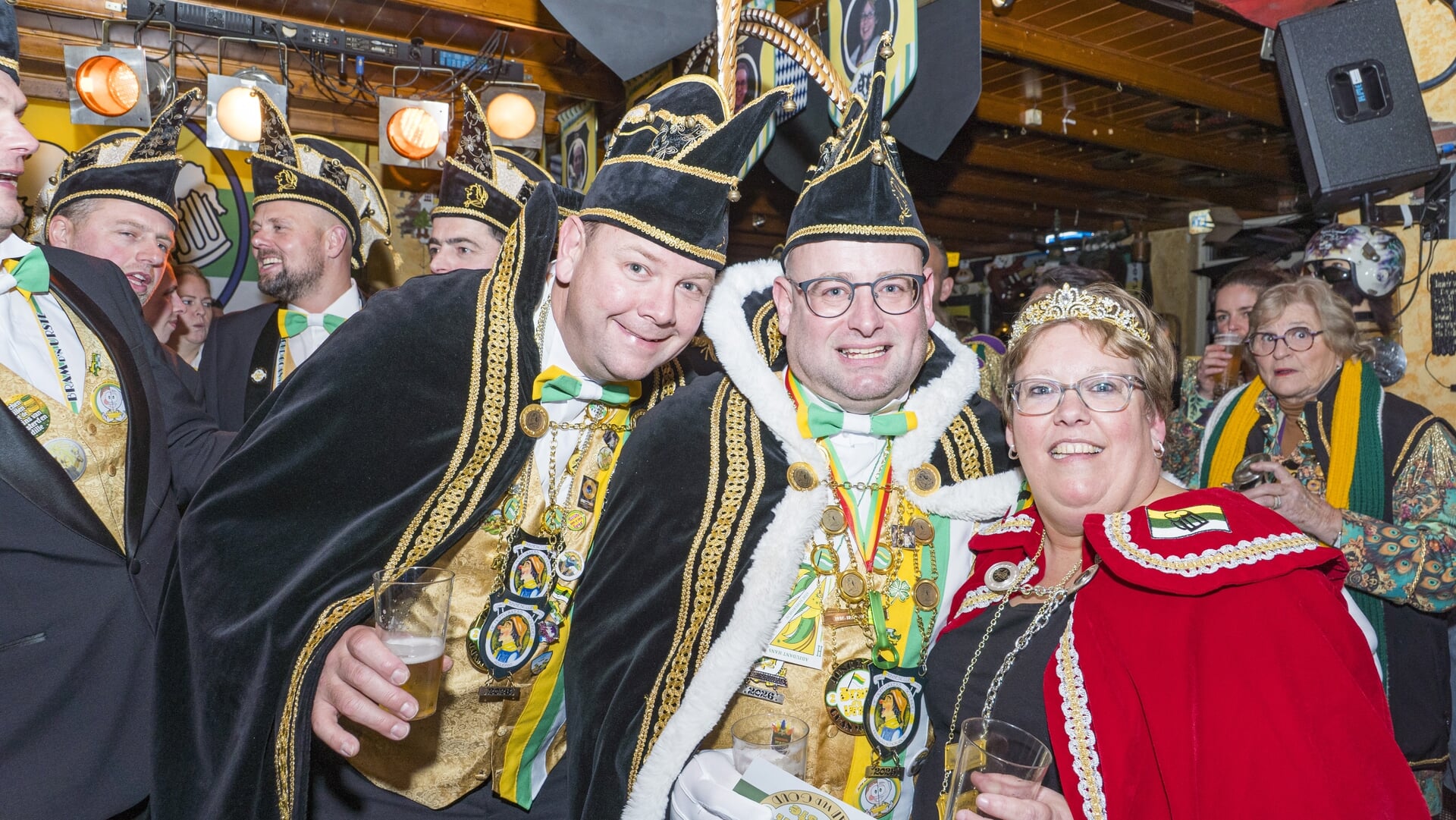 Avond vol bekendmakingen Keizerin Loes en Puldrager Harold van Veghel