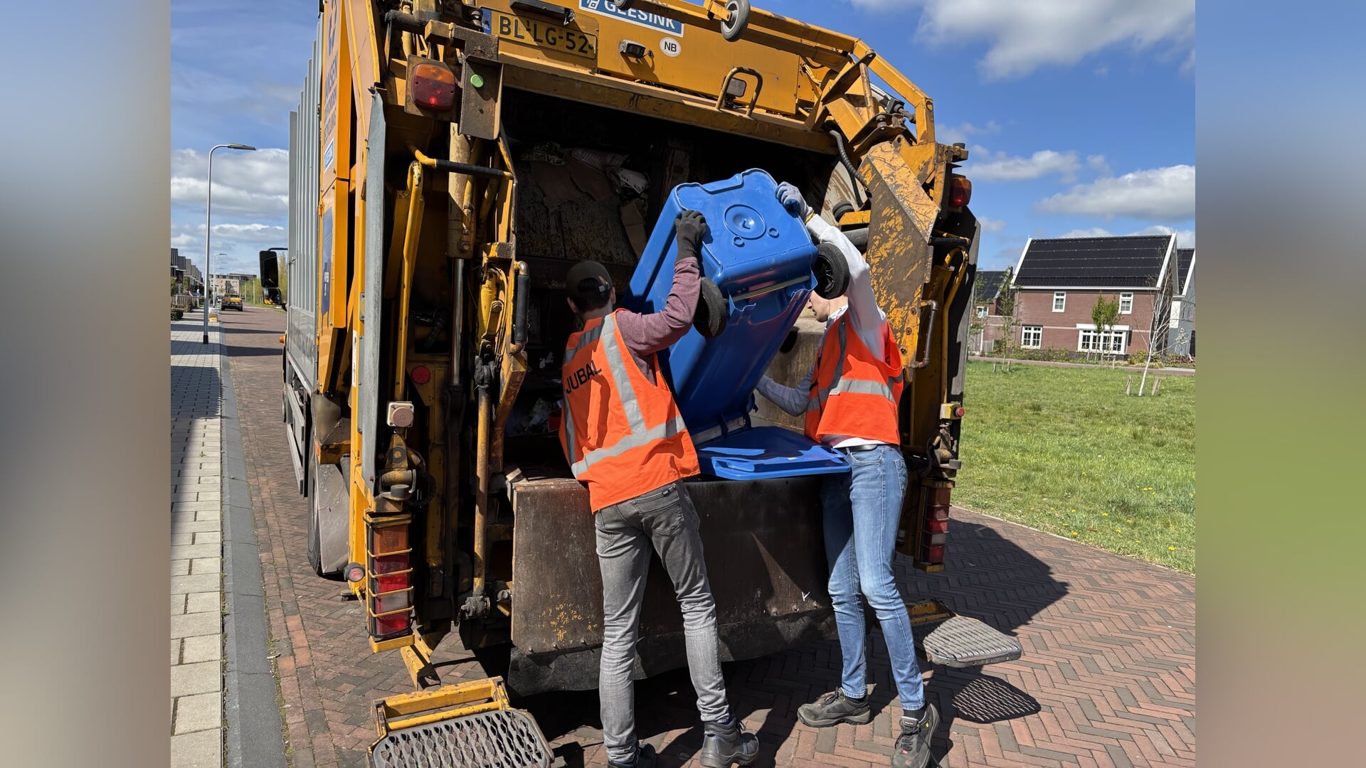 Jubal haalt oud papier