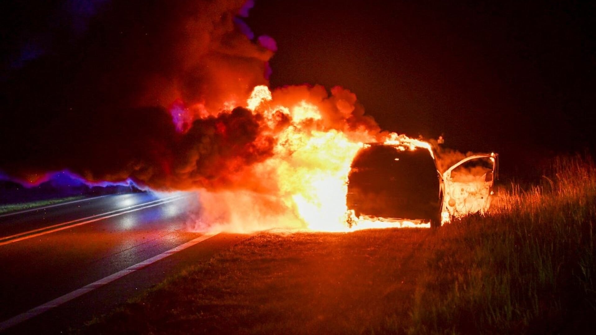 Auto volledig uitgebrand op N36 bij Sibculo