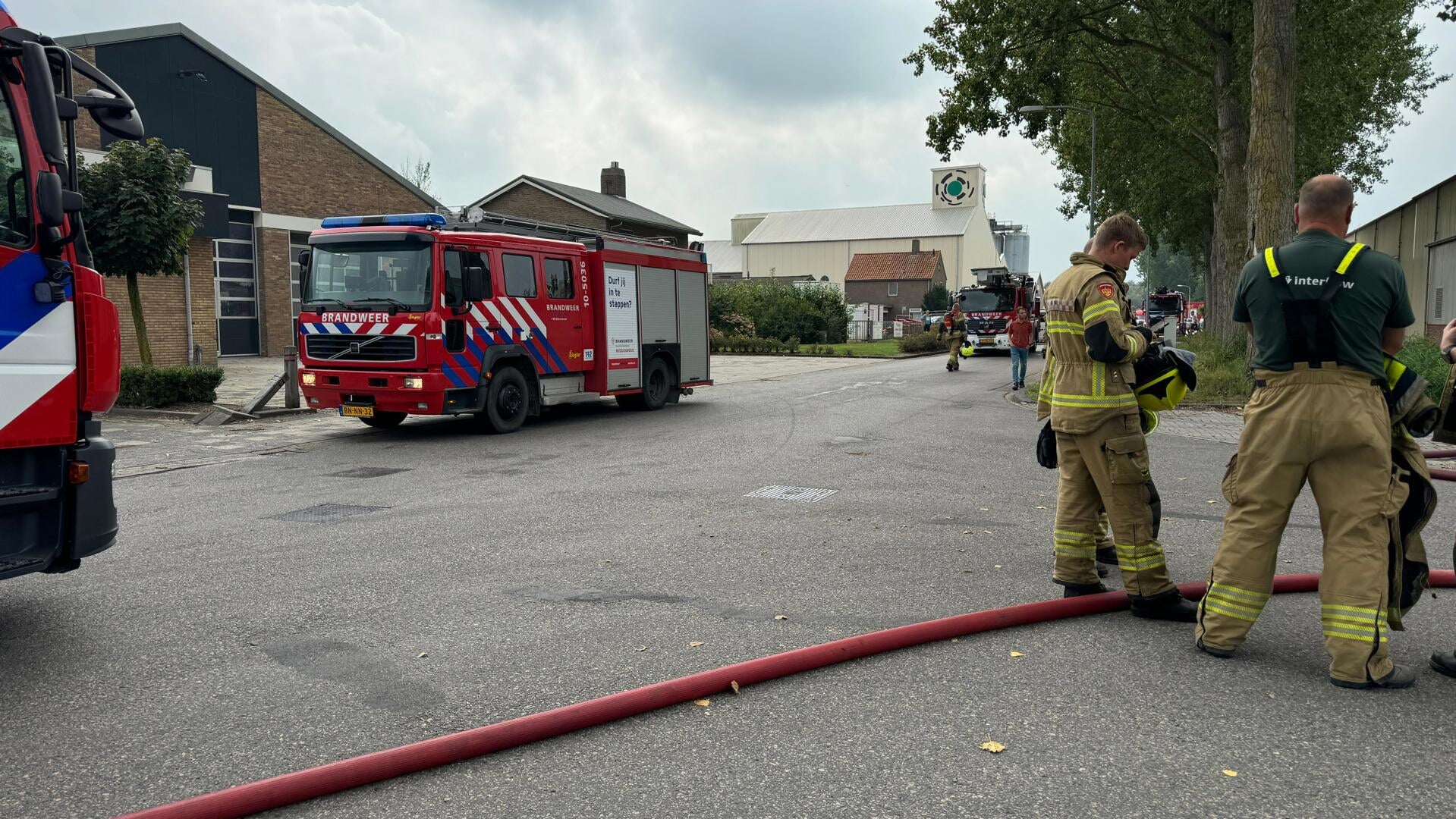 Grote brand bij zadenbedrijf op de Industrieweg in Middenmeer
