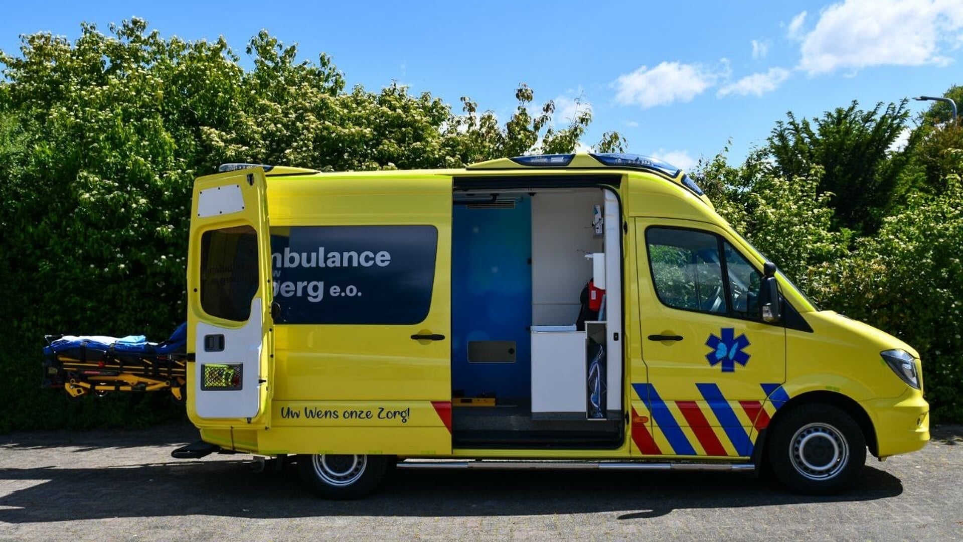 Veel bezoekers bij de Wensambulance in Vroomshoop tijdens de opendag