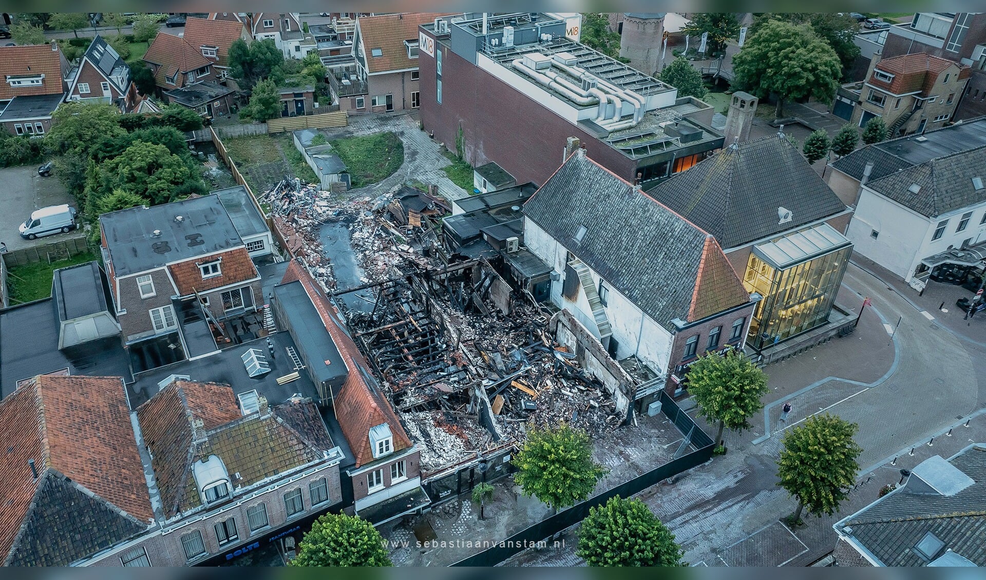 The morning after the major fire in Schagen; two buildings in ashes and shocked shopkeepers