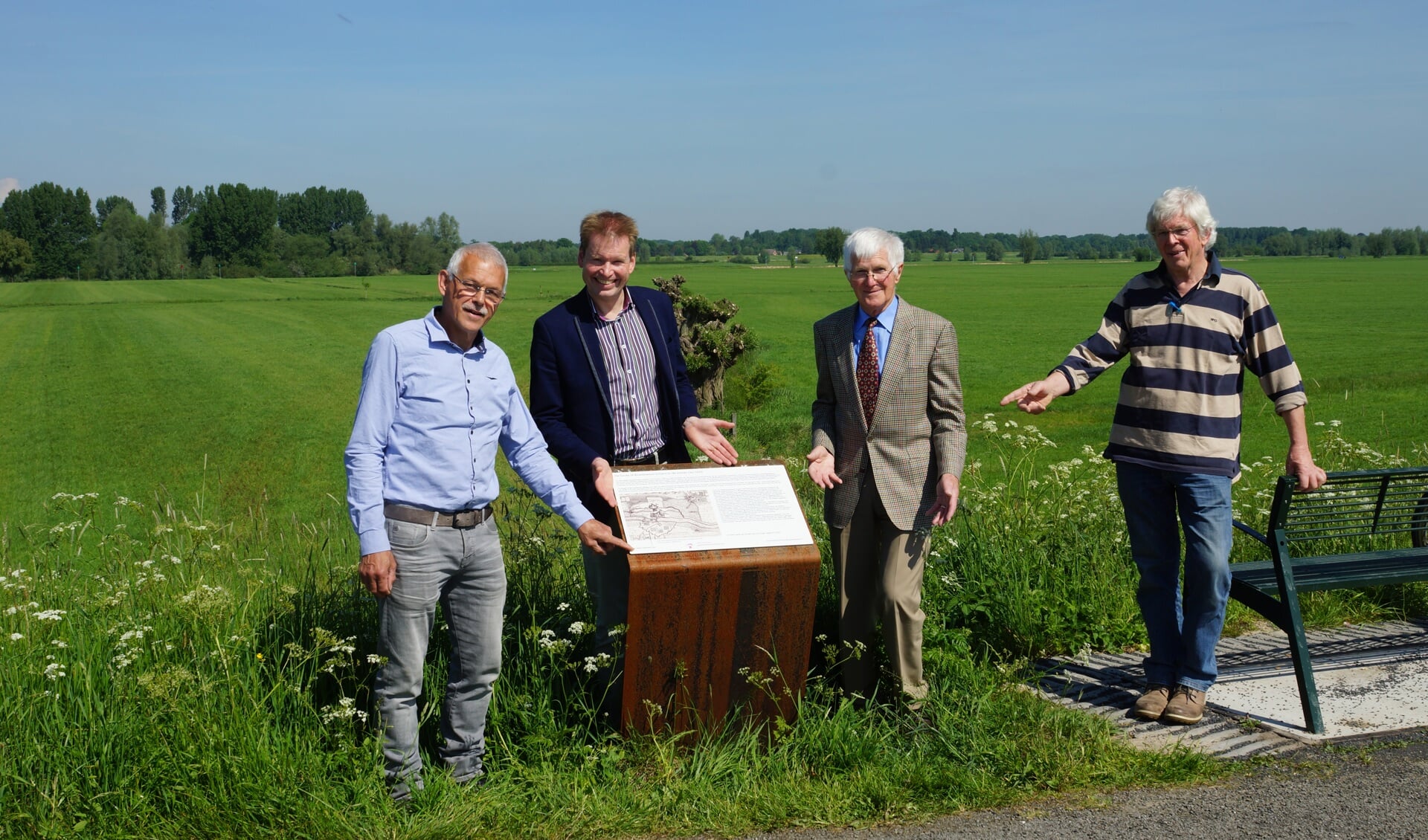 Vijf informatiepanelen geplaatst op de dijk Bronkhorst - Olburgen
