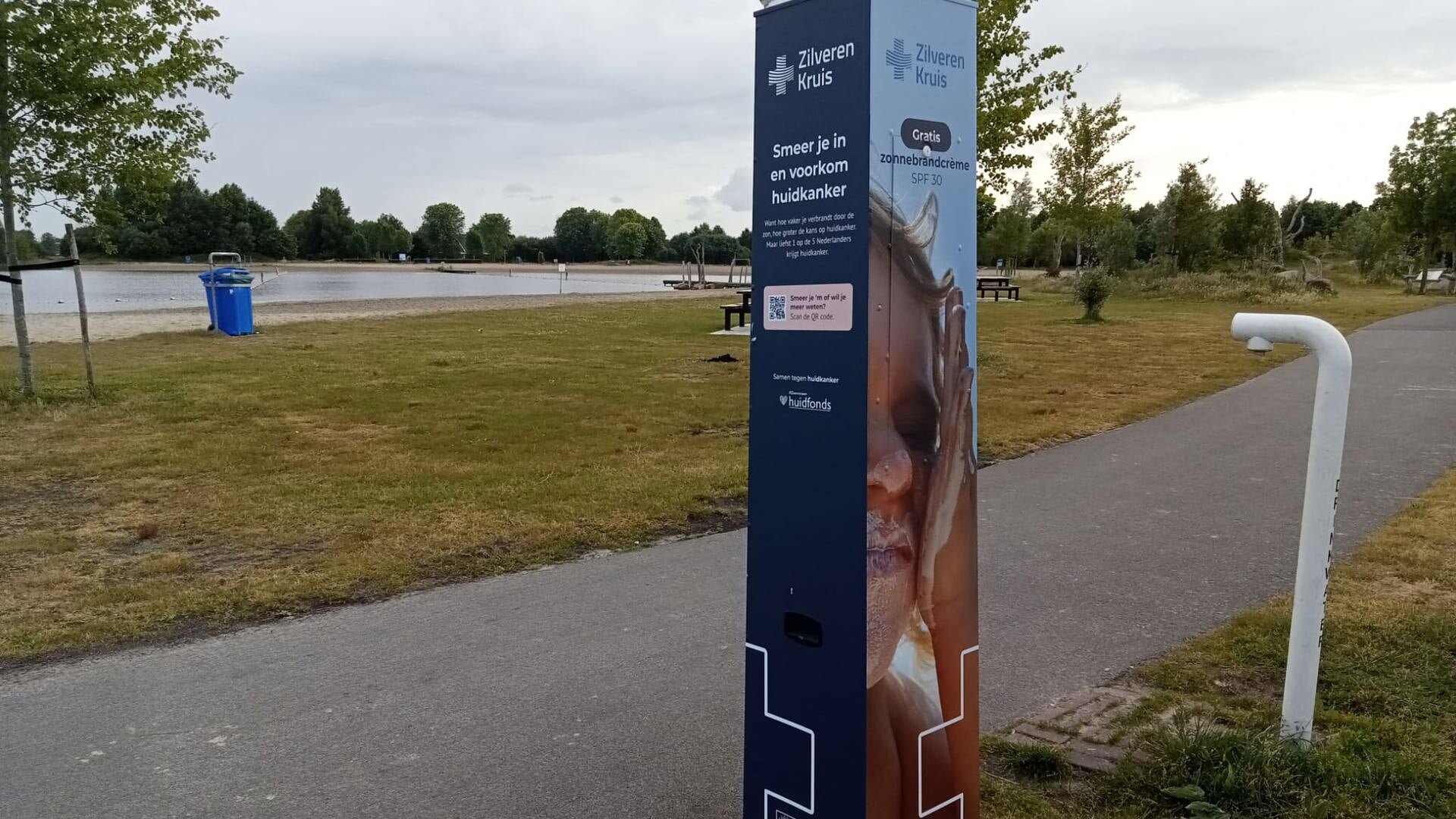 Zonnecrèmepaal geplaatst bij recreatieplas Kotermeerstal