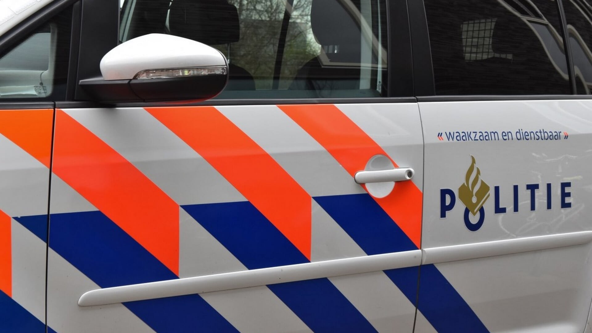 Fietser lichtgewond na aanrijding; politie zoekt doorrijder