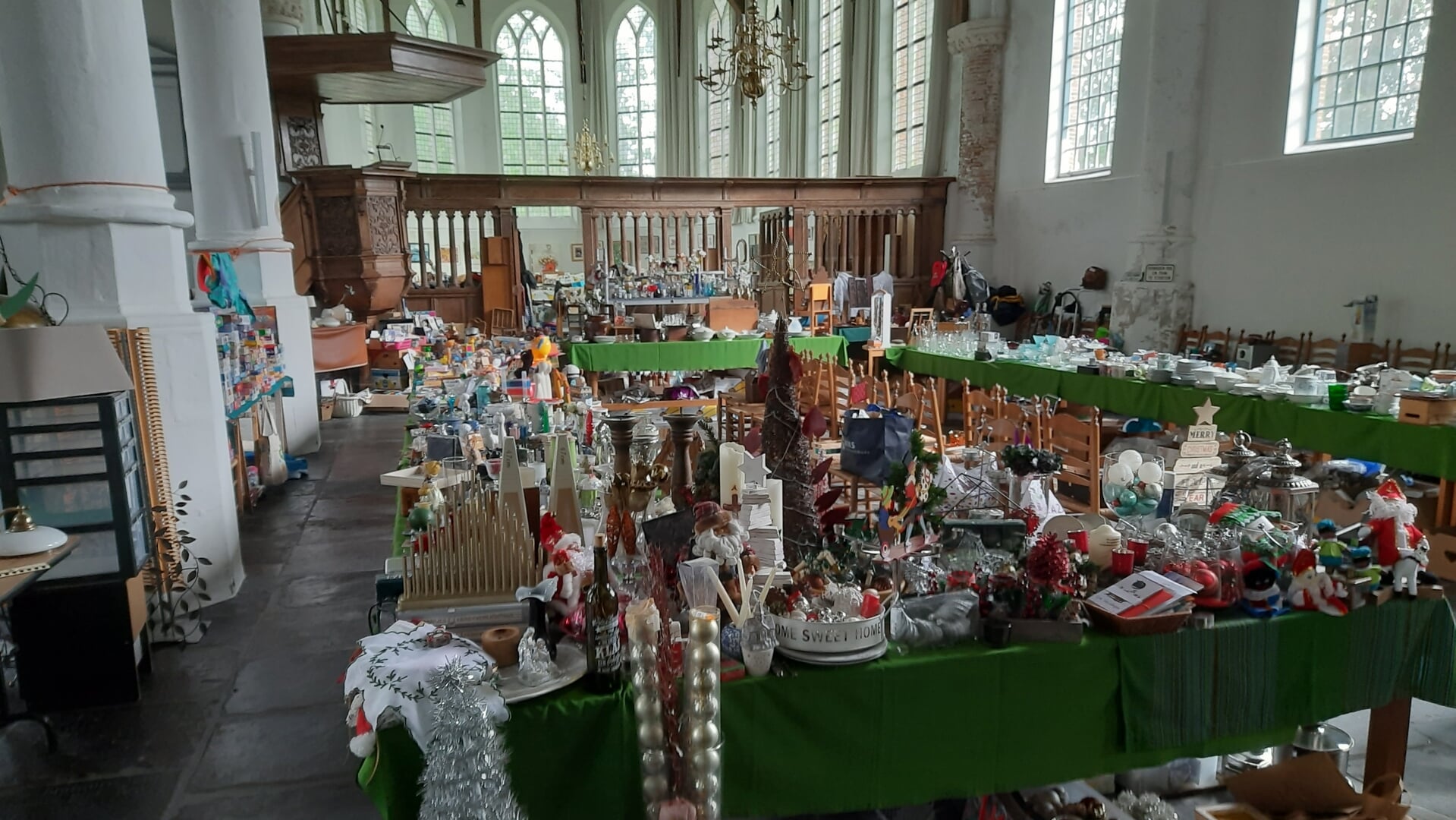 Rommelmarkt laat Oude Ursulakerk leven