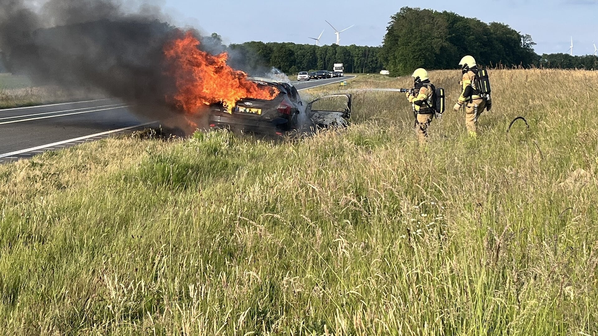 Auto volledig uitgebrand op N34 bij Ane