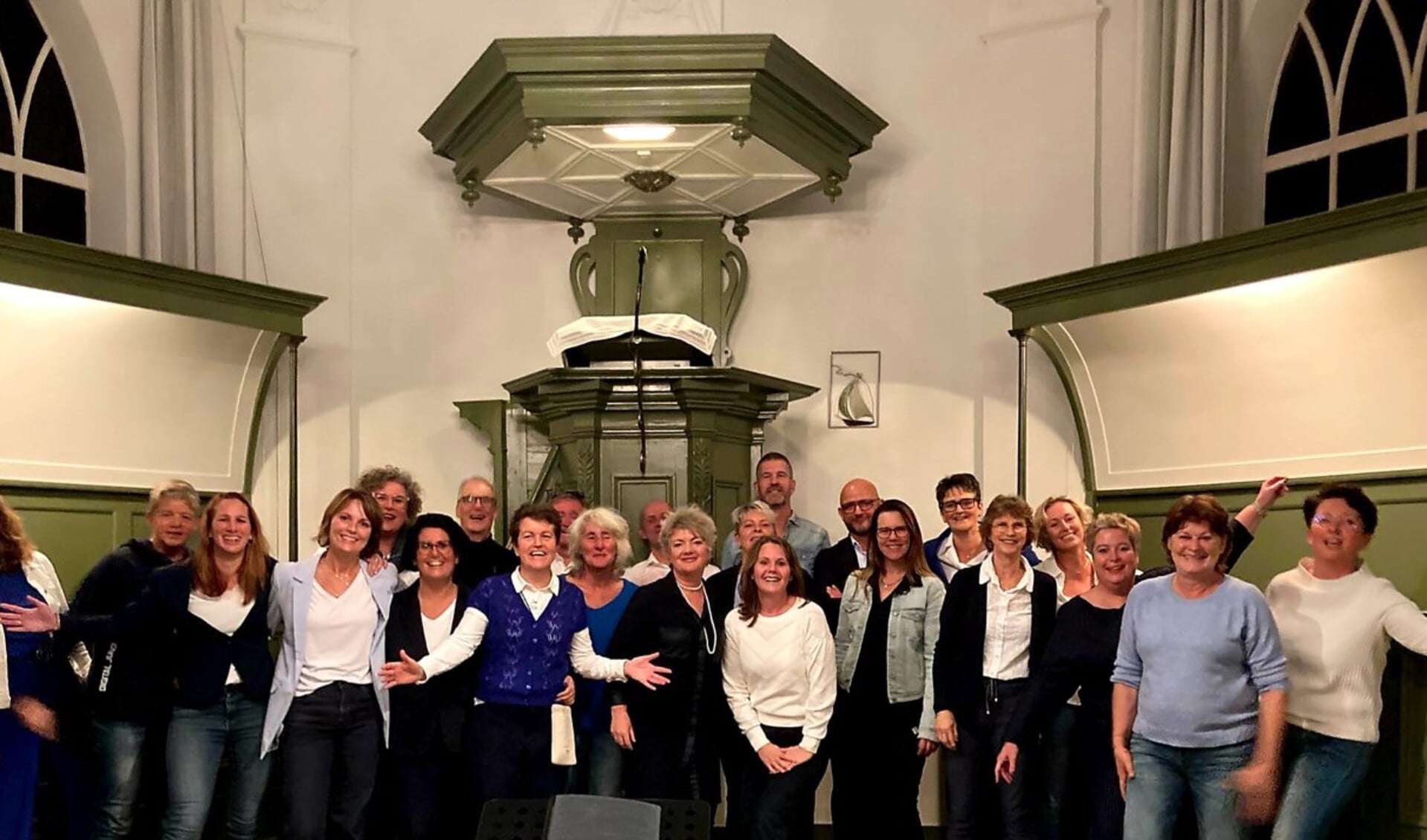 Popkoor Drylts en Christmas Voices treden op in kerkje Sânfurd