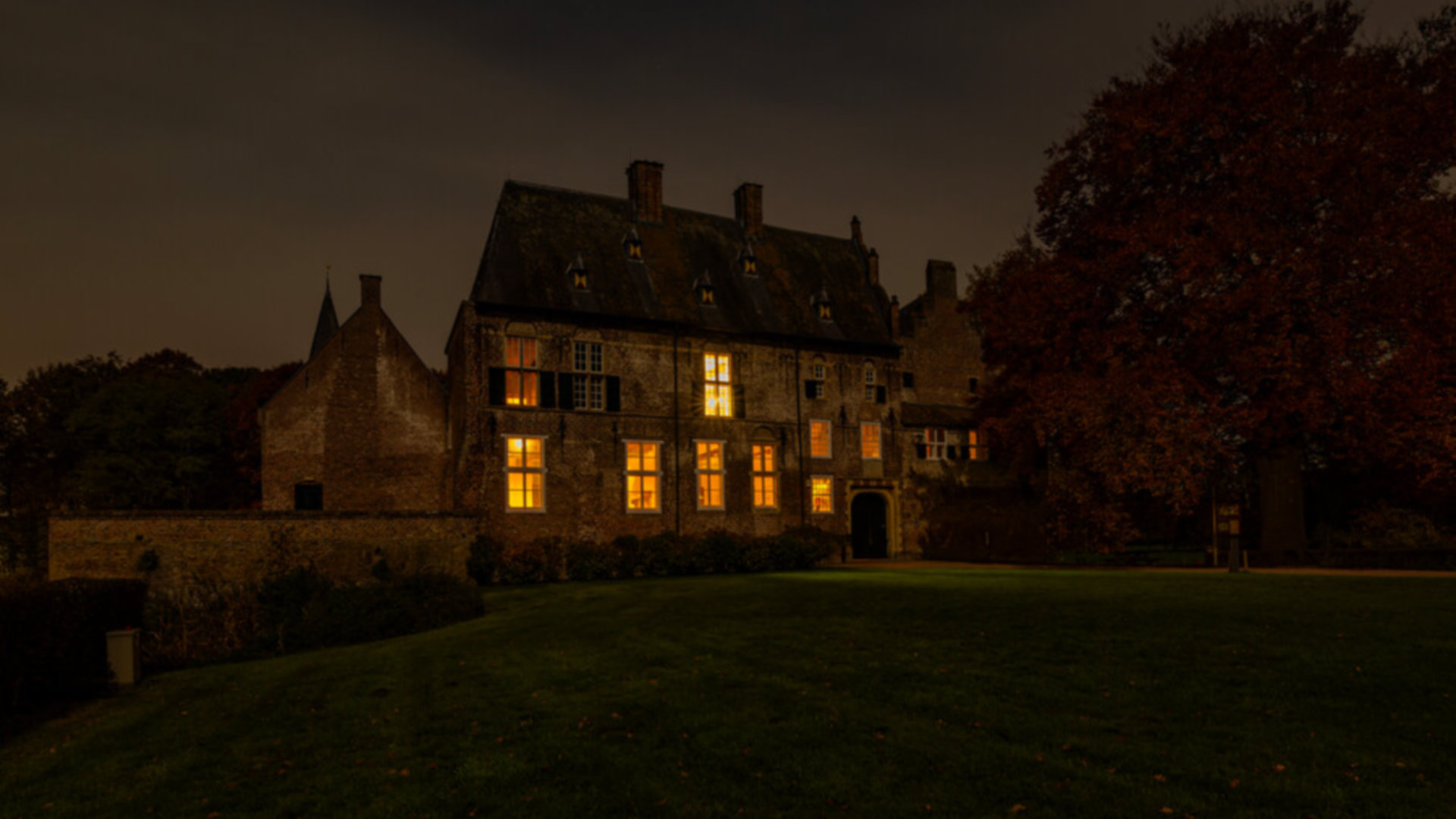 Kasteel Hernen in het donker te bezoeken op Halloween