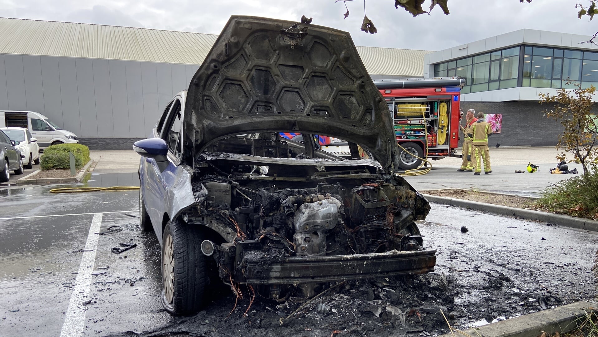 Auto in brand op parkeerplaats bij bloementeler in Maasdijk