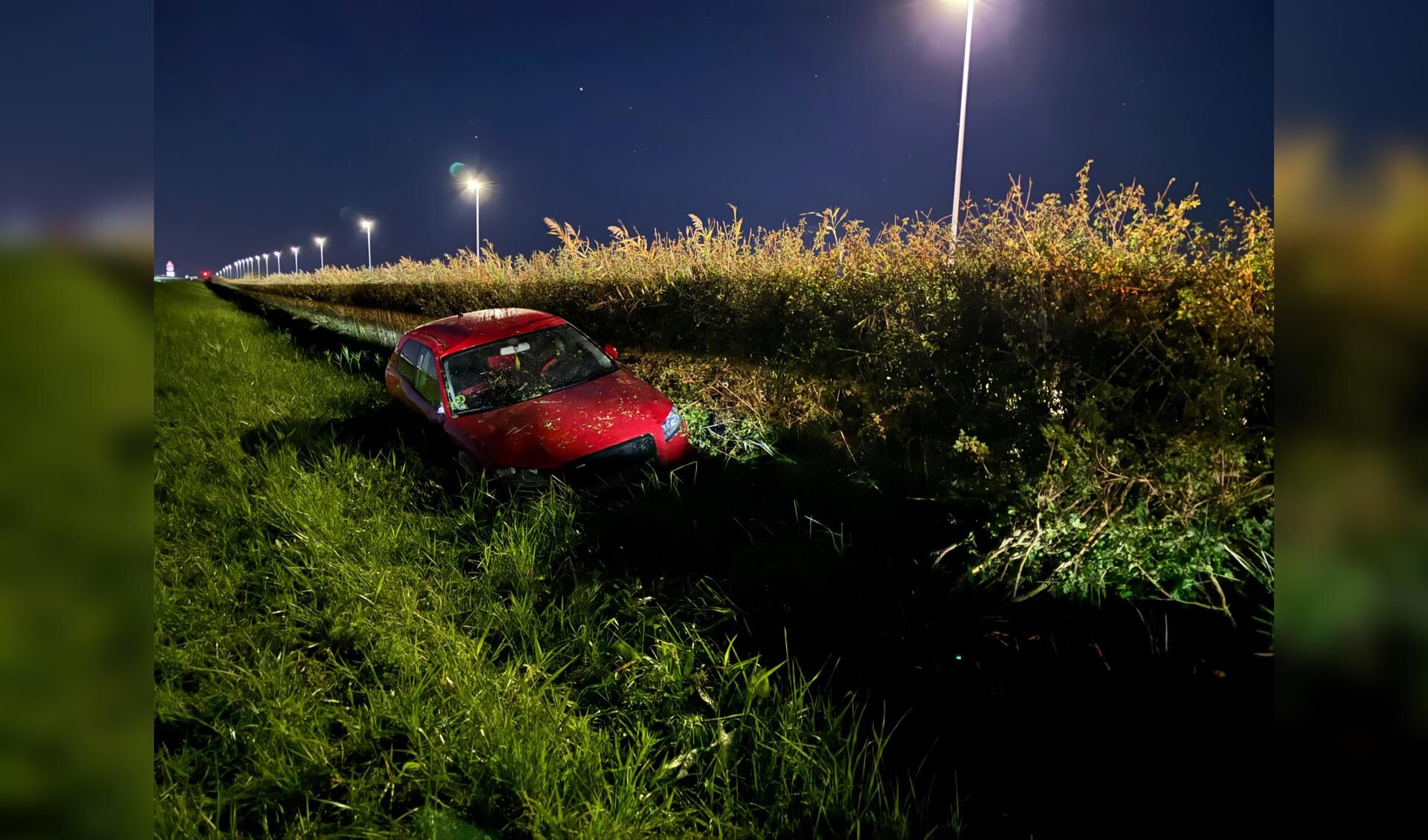 Auto met meerdere inzittenden vliegt uit de bocht aan Agriport in Middenmeer