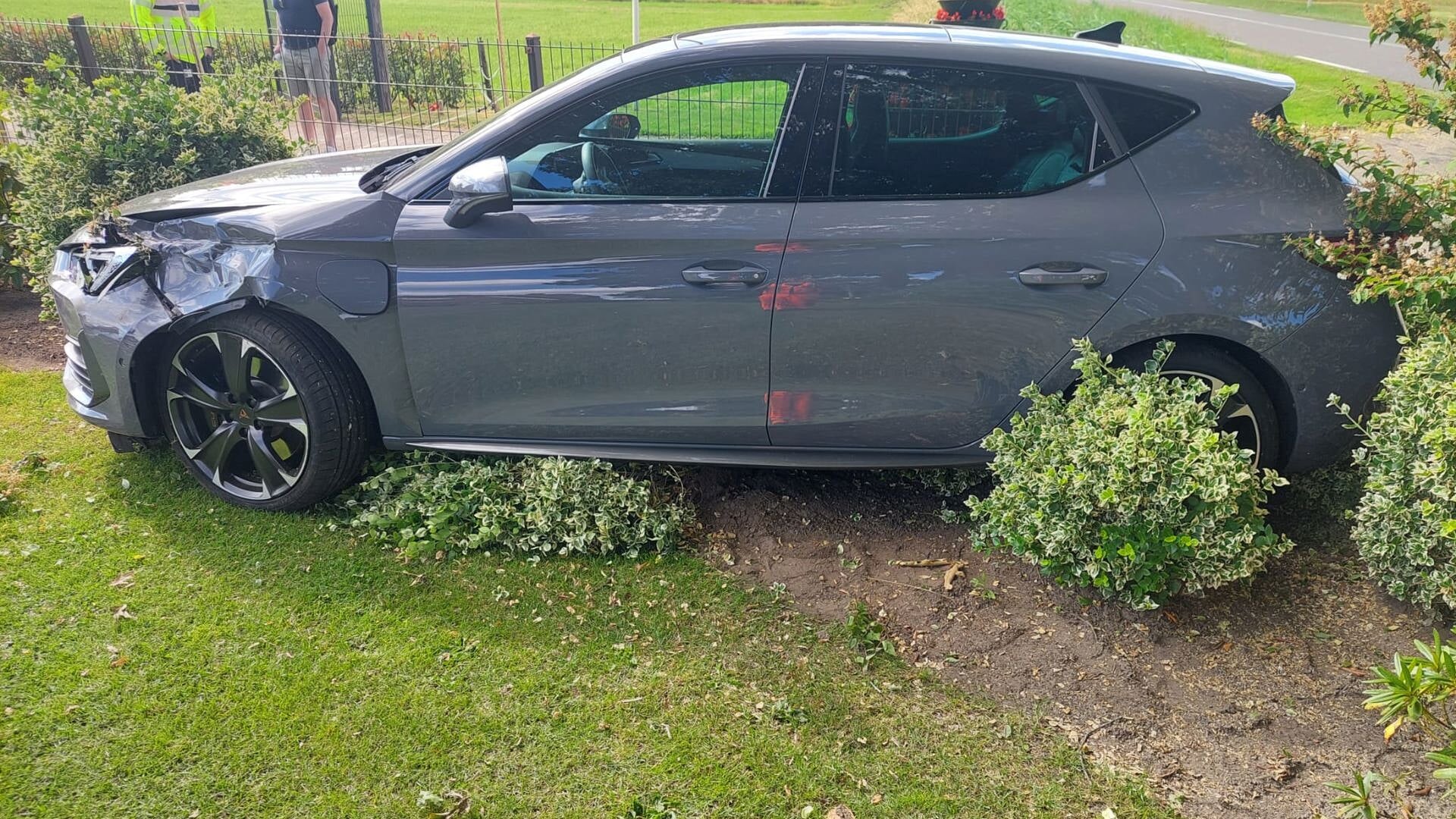 Auto belandt in tuin na aanrijding op N347 bij Lemele