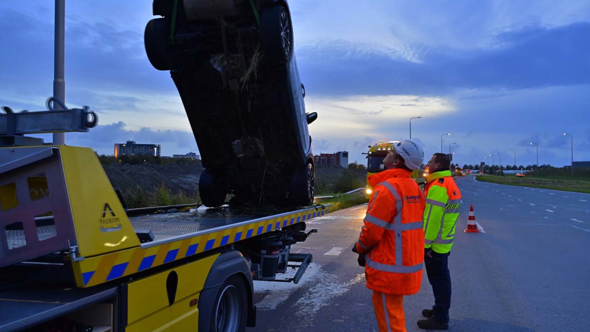 Auto op zijn kop in de sloot langs Rijkerdreef (N201) bij Schiphol-Rijk