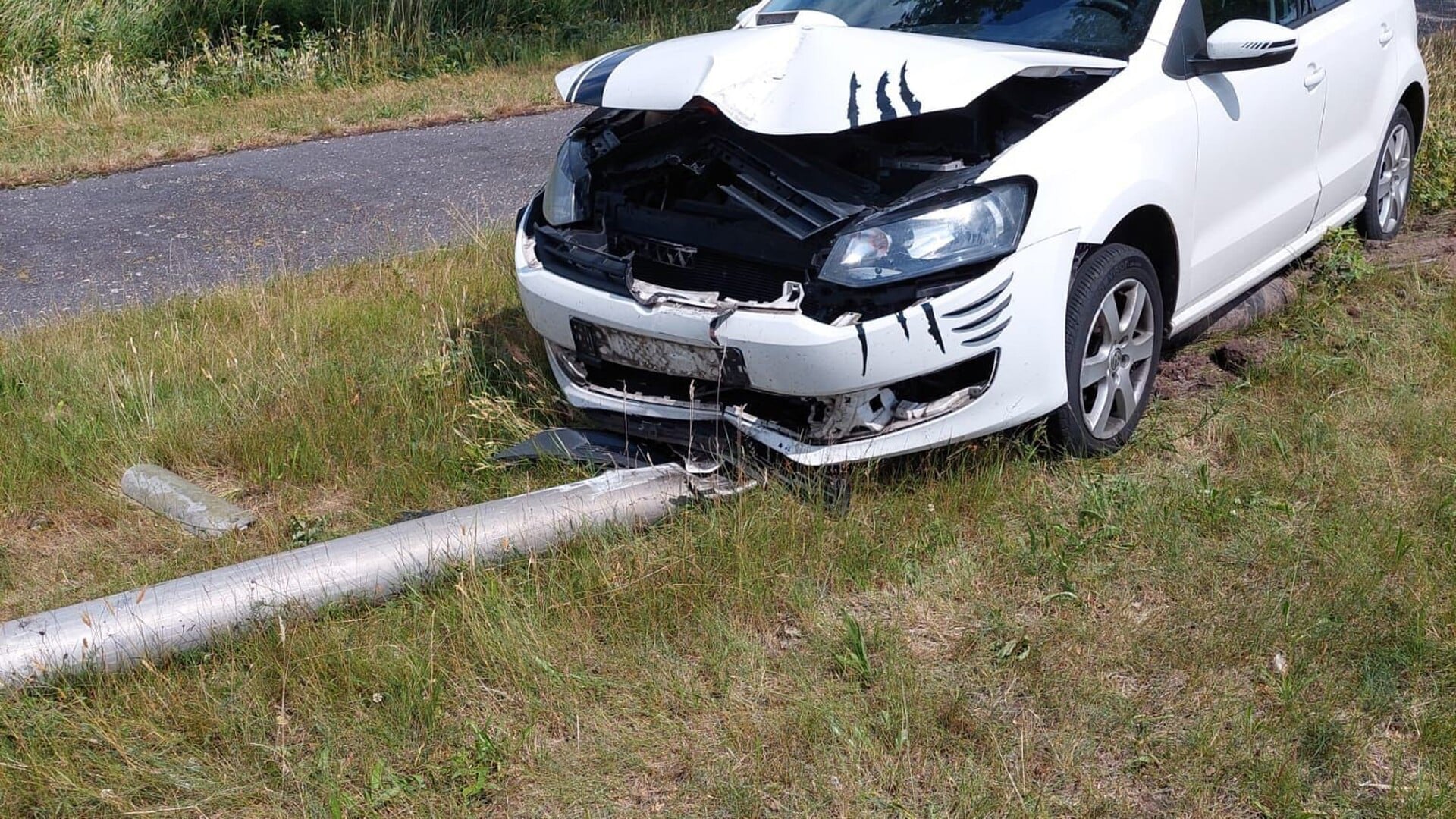 Automobilist rijdt lantaarnpaal omver op de Krimweg