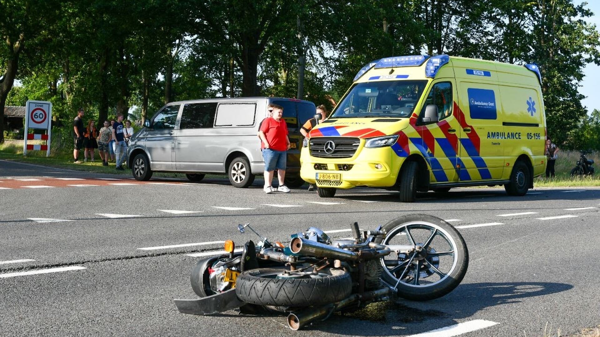 Motorrijder gewond bij aanrijding op Vroomshoopseweg in Den Ham