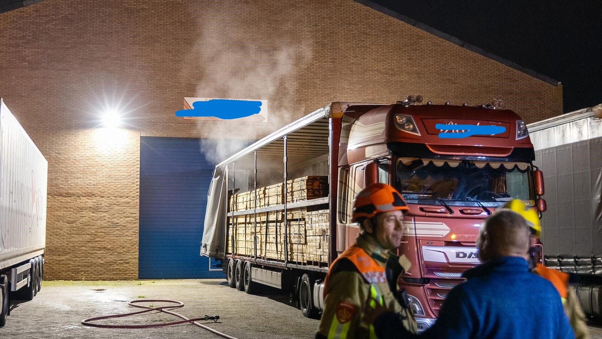 Vrachtauto in brand bij bedrijf aan Kromhoutstraat in IJmuiden