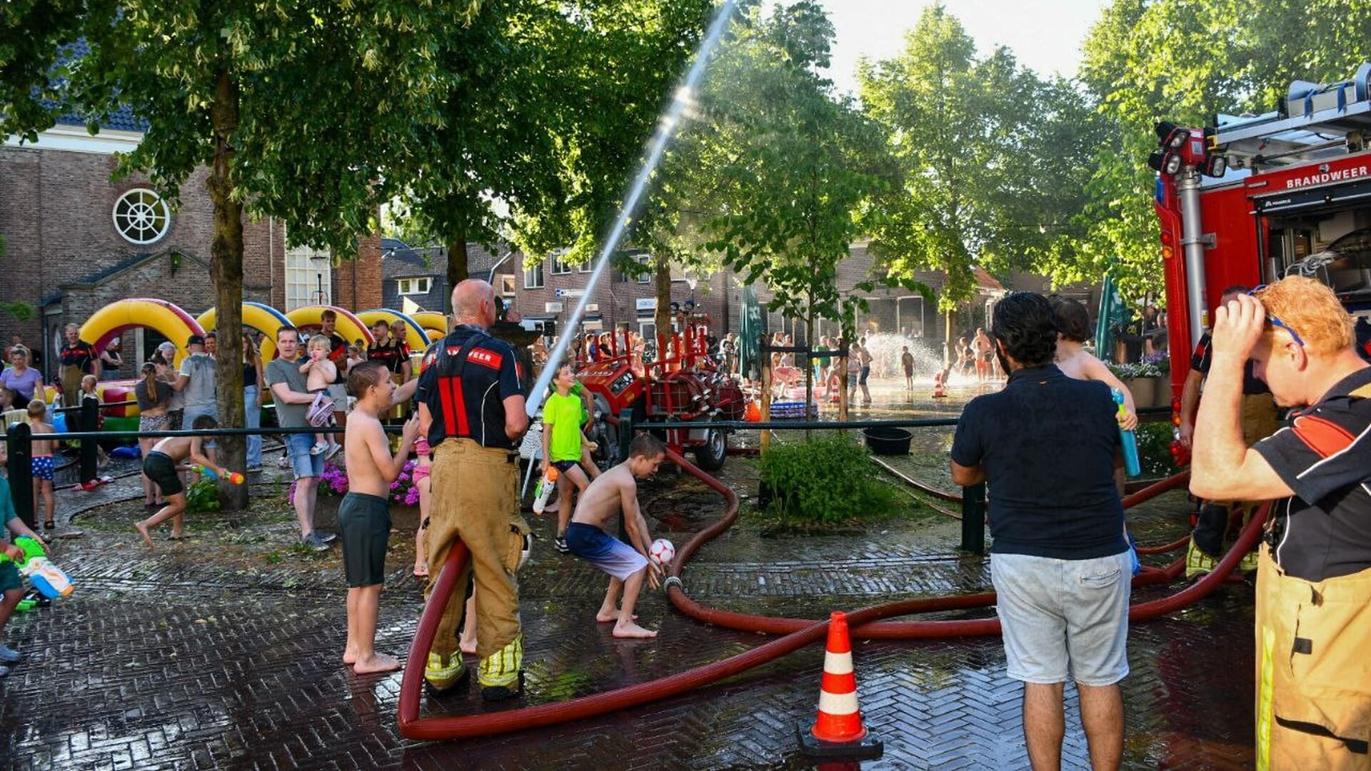 Groot Waterspektakel op de Brink in Den Ham: Brandweer organiseert verfrissend waterfestijn voor jeu