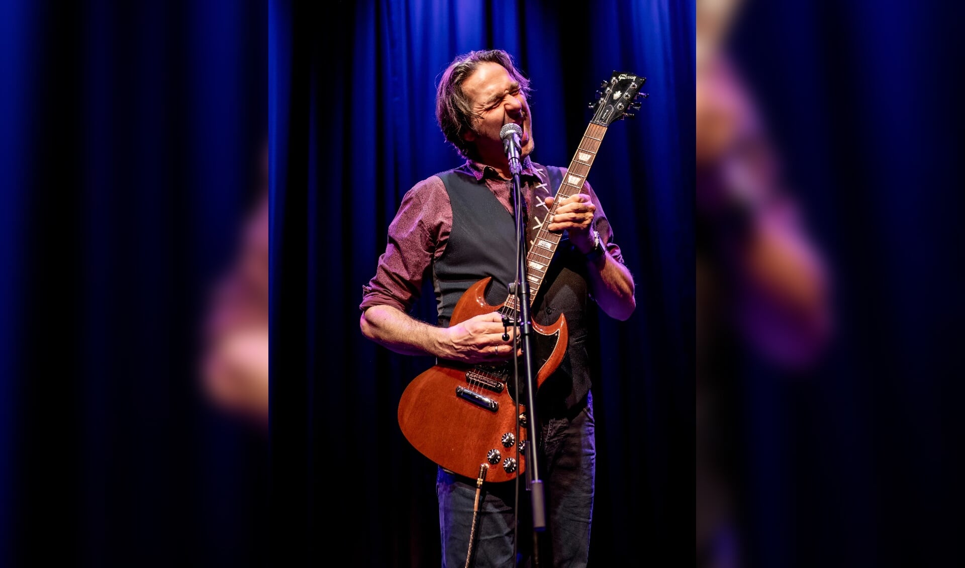 Stand-up liedjeszanger in Grote Kerk