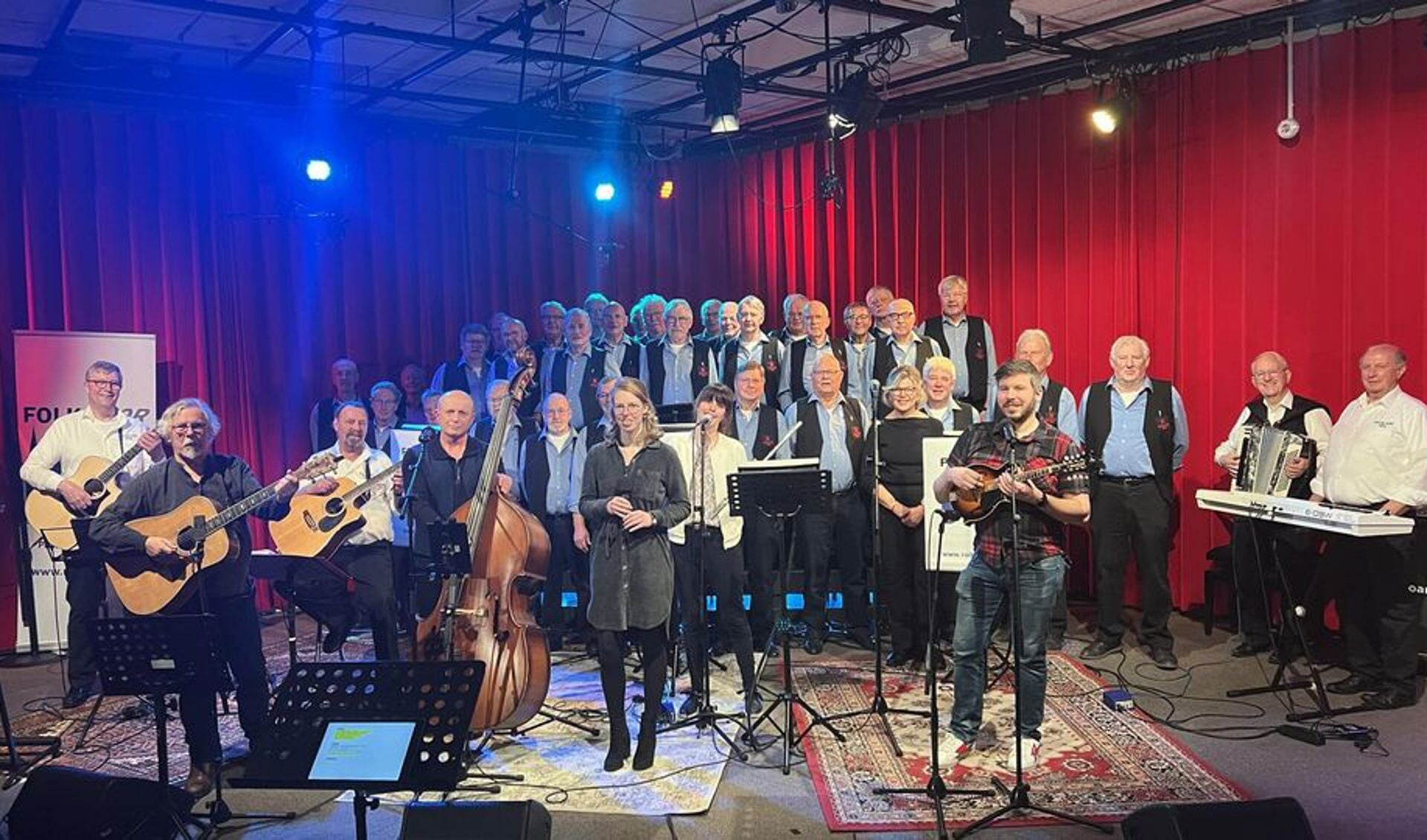 Dubbelconcert Folkband Reizger & Folkkoor RollingHome in Oosthem