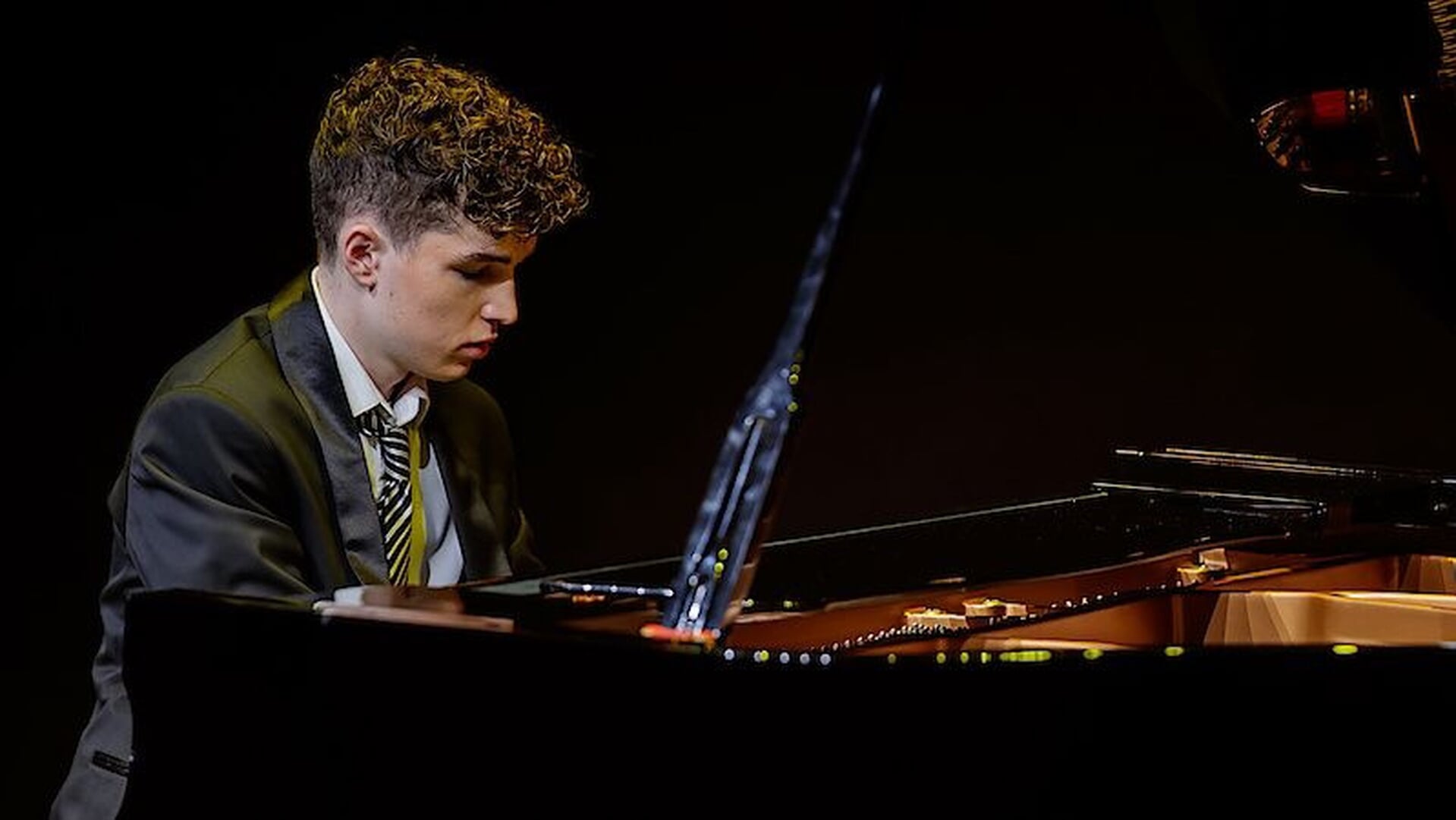 Jonge pianovirtuoos Barry Krom geeft concert in Witte Kerkje
