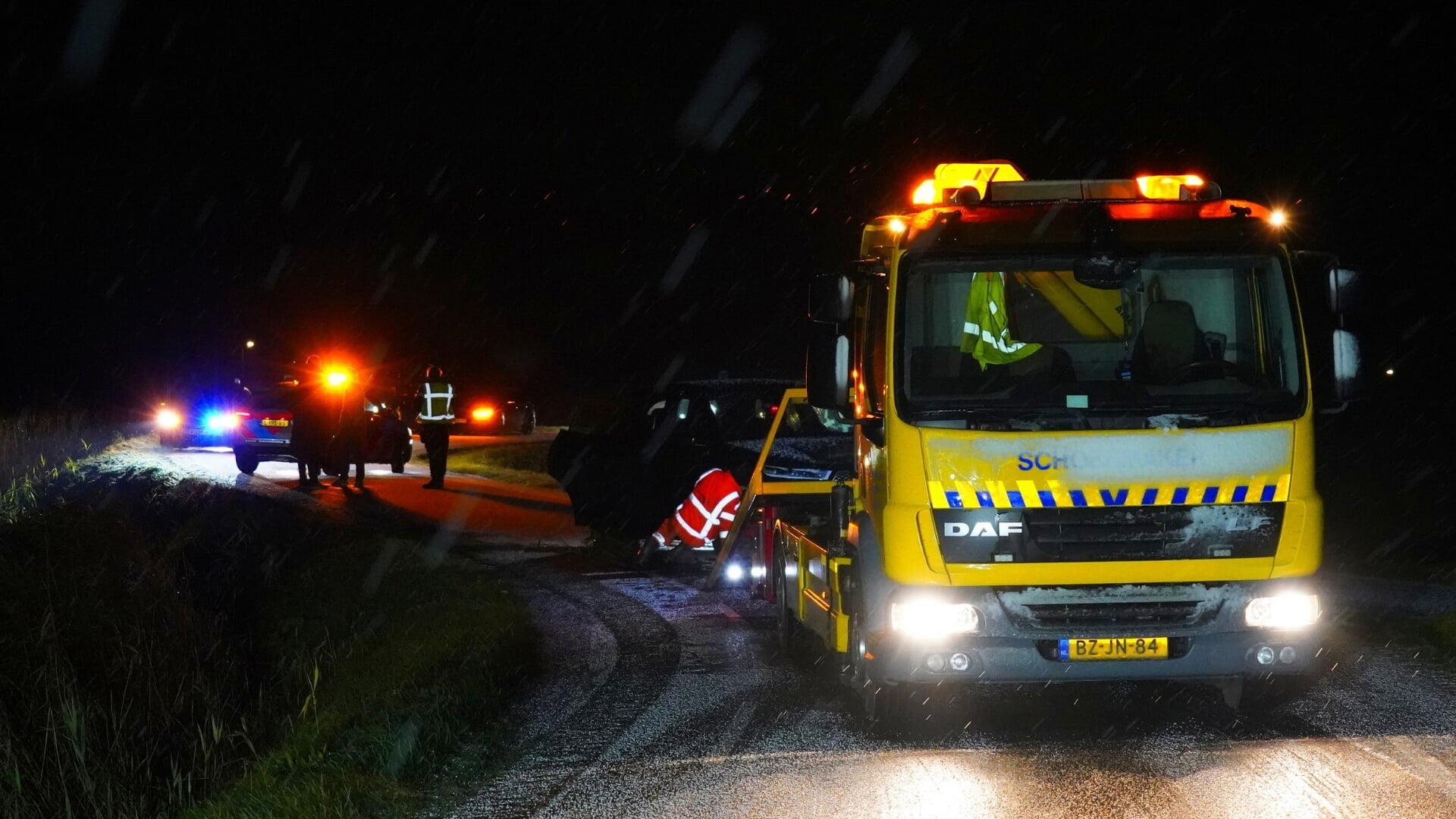 Auto belandt in water langs Molendijk in Grootschermer door gladheid op de dijk