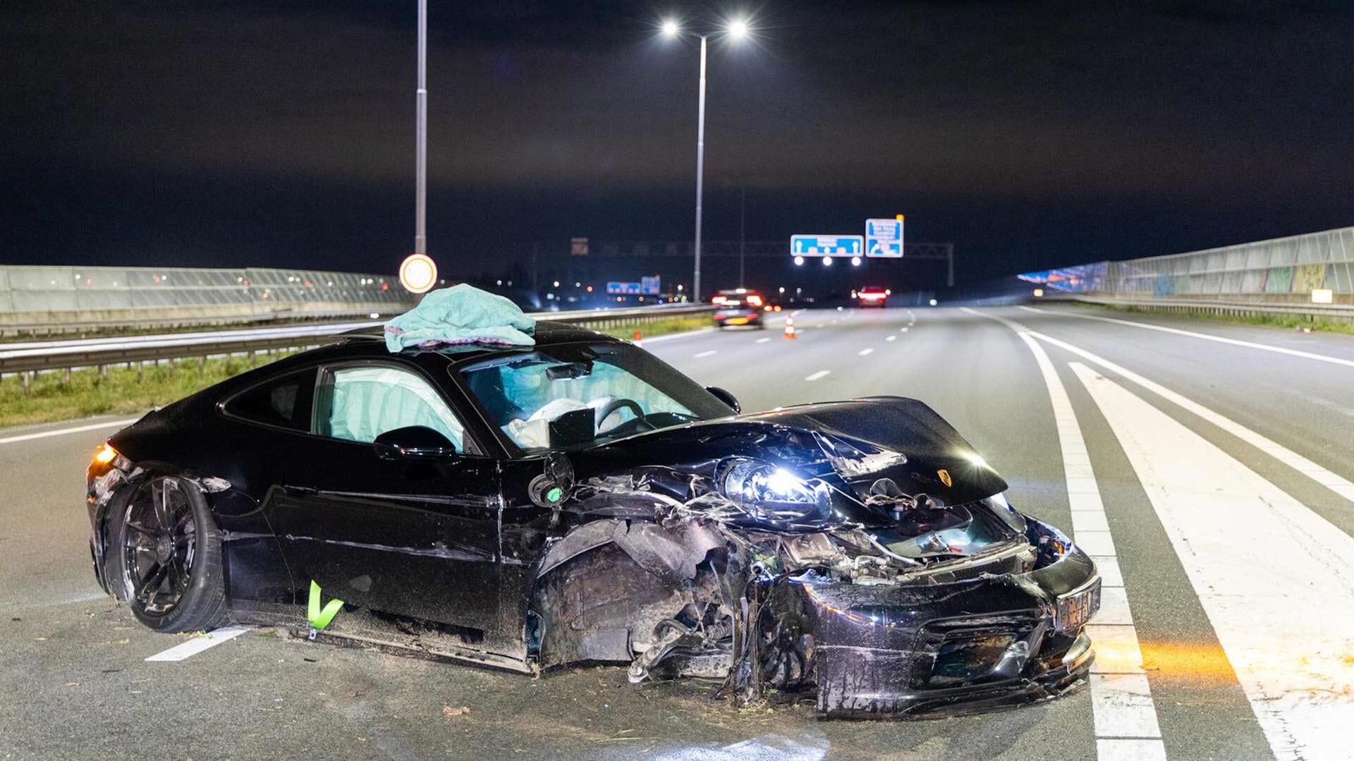 FOTO’S: Porsche van 220.000 euro crasht op A9 bij Lijnden en is total loss