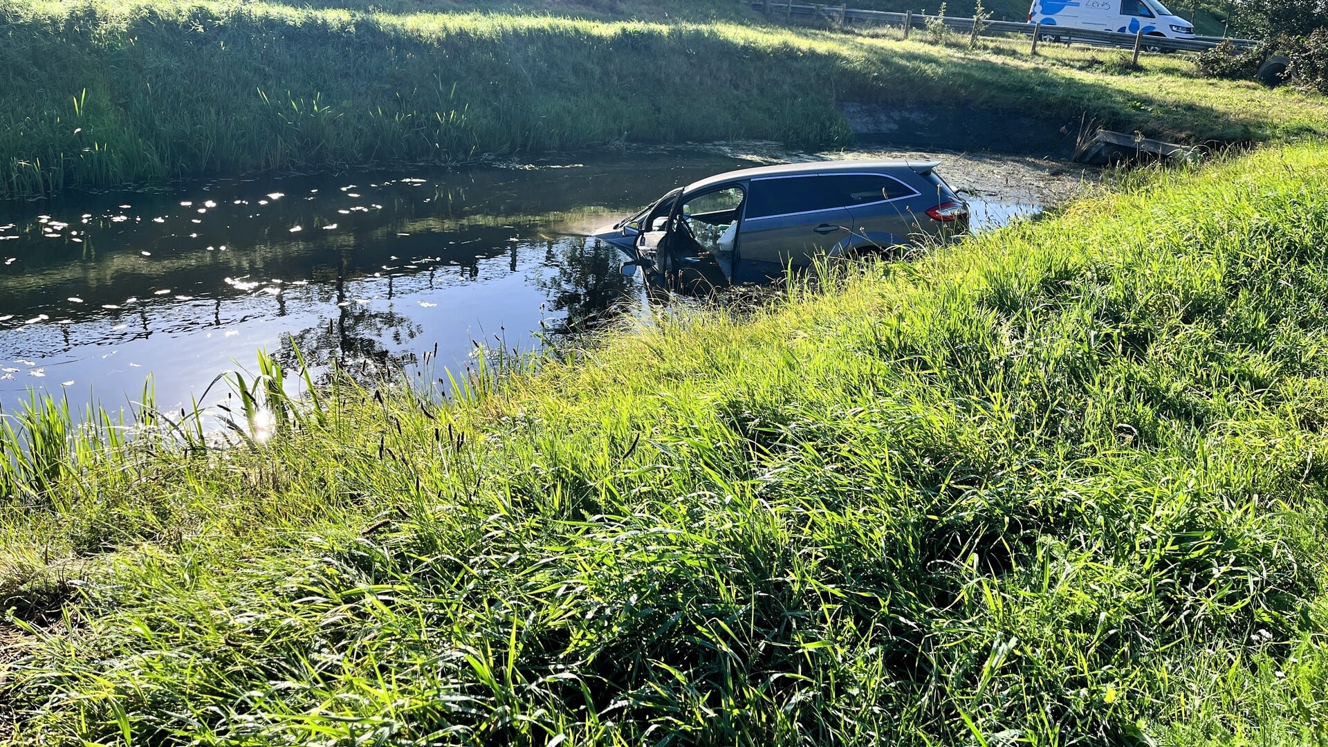 Auto belandt in water bij Stegeren: bestuurder ongedeerd