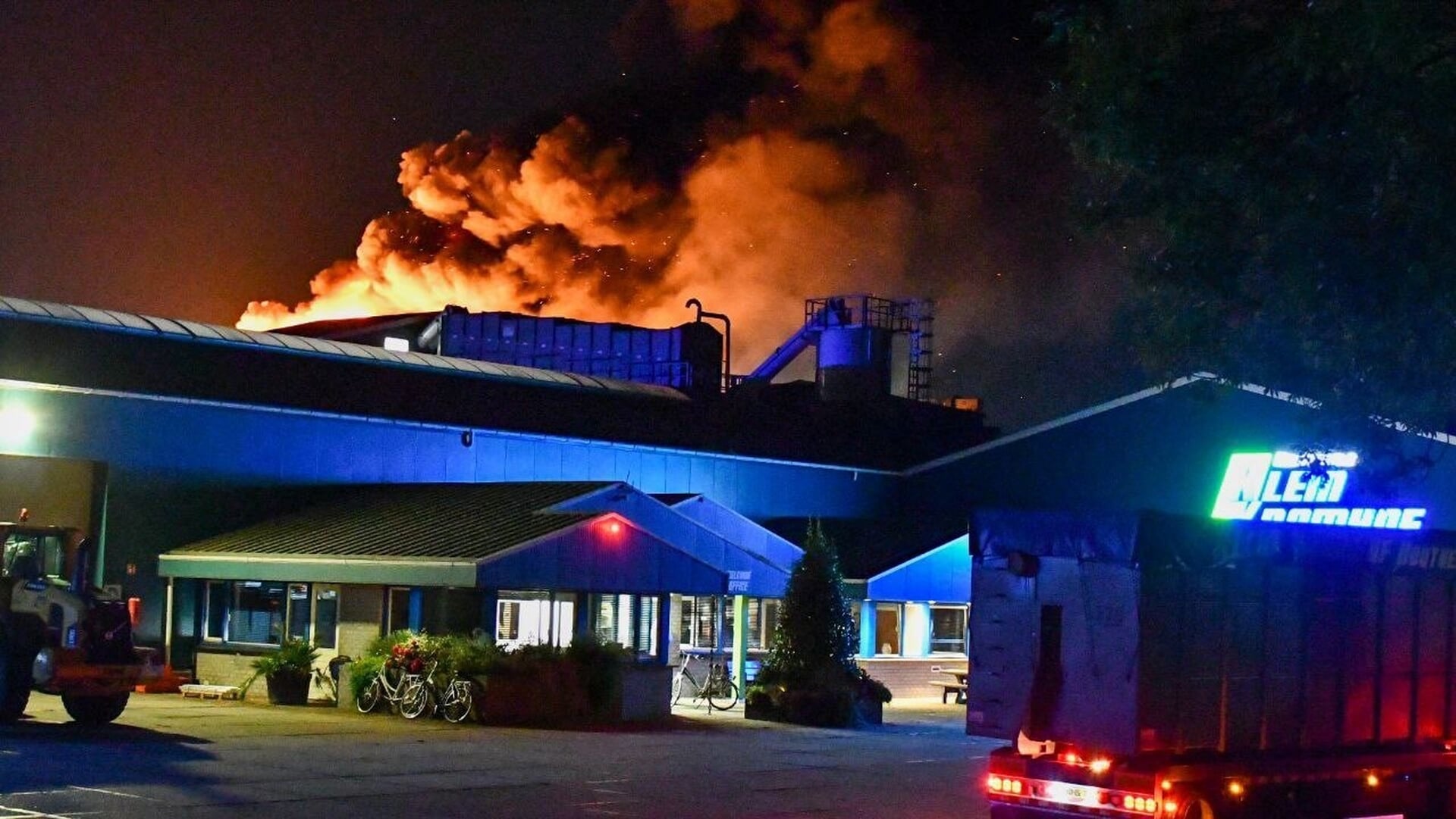Brandweerkorpsen uit Twenterand bestrijden grote brand Daarlerveen