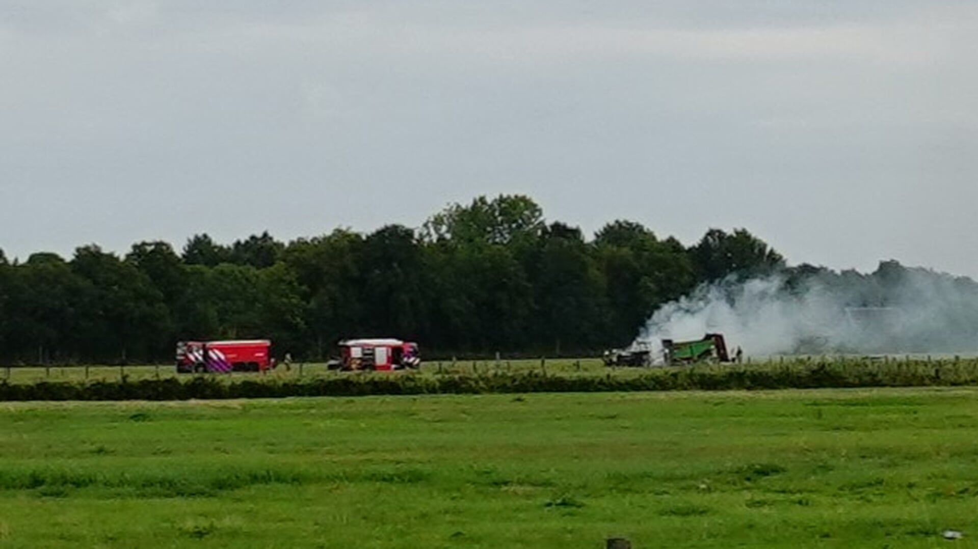 Landbouwvoertuig verwoest door brand in weiland Slagharen
