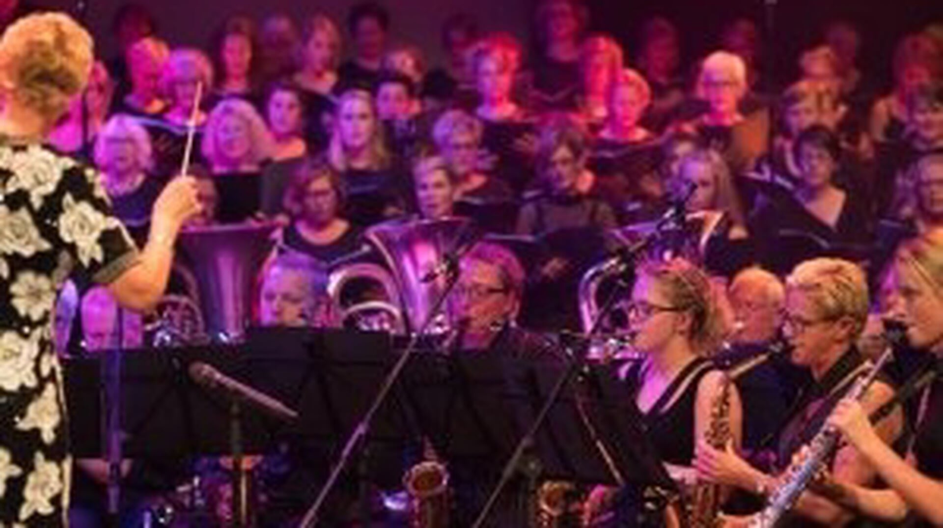 Feestelijk kerstconcert van Advendo in Trefpuntkerk Broek op Langedijk