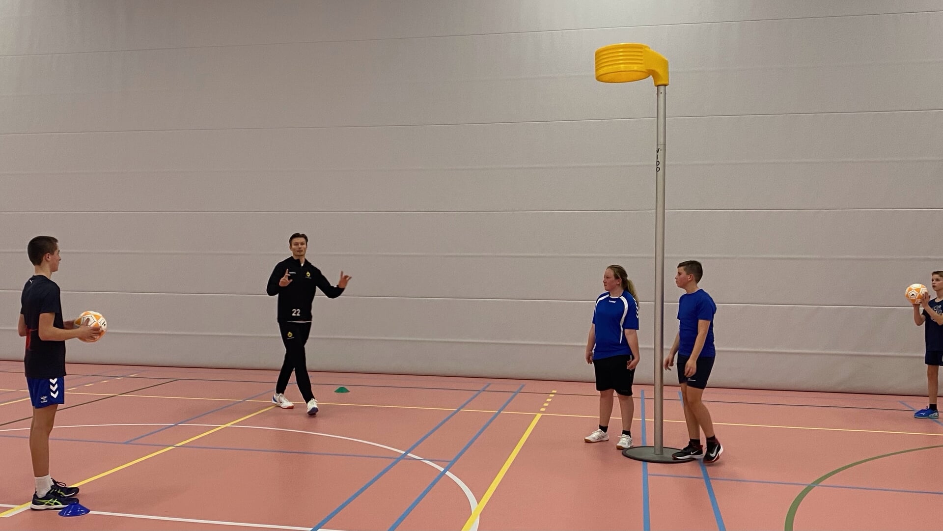 Korfbal League speler en international Alwin Out geeft clinic bij Vido