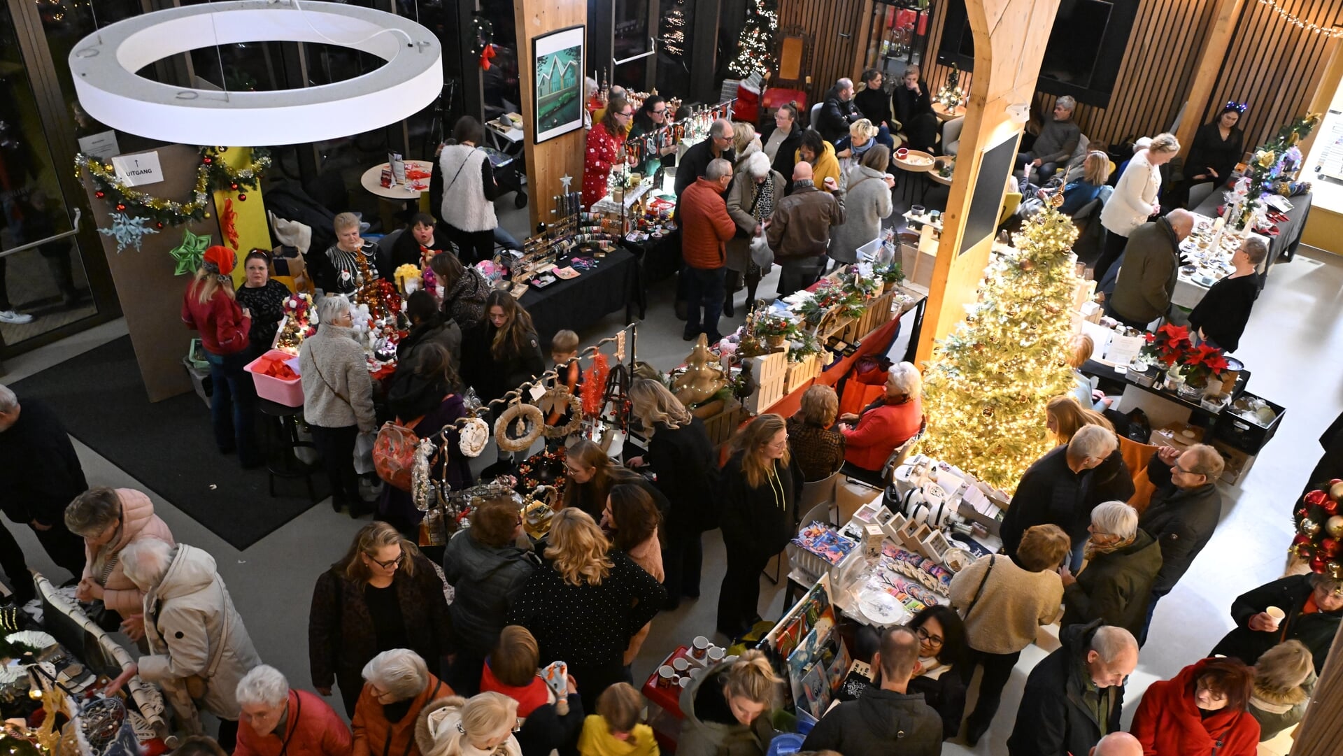 Drukbezochte Crea Kerstmarkt in Het Dorpshuis