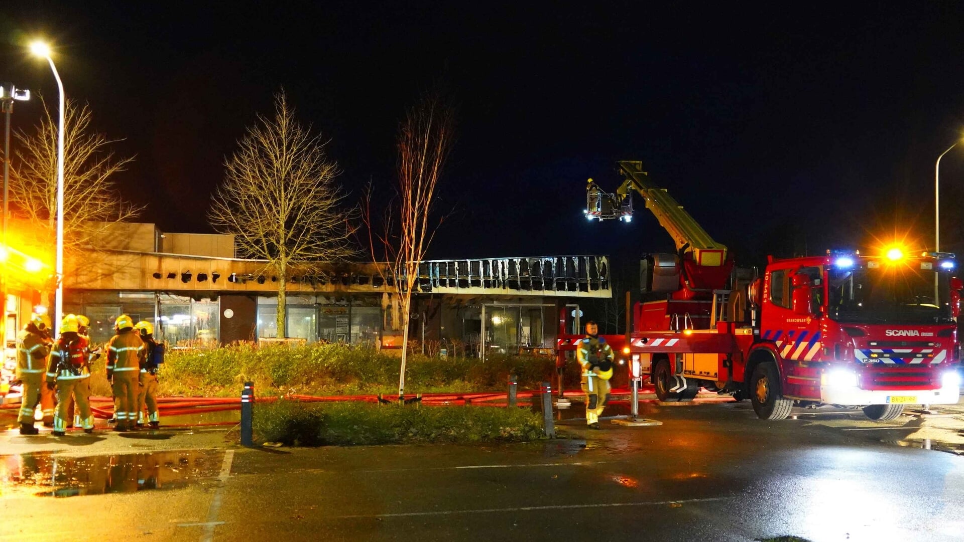 Grote uitslaande brand bij basisschool De Meertuin in Slootdorp