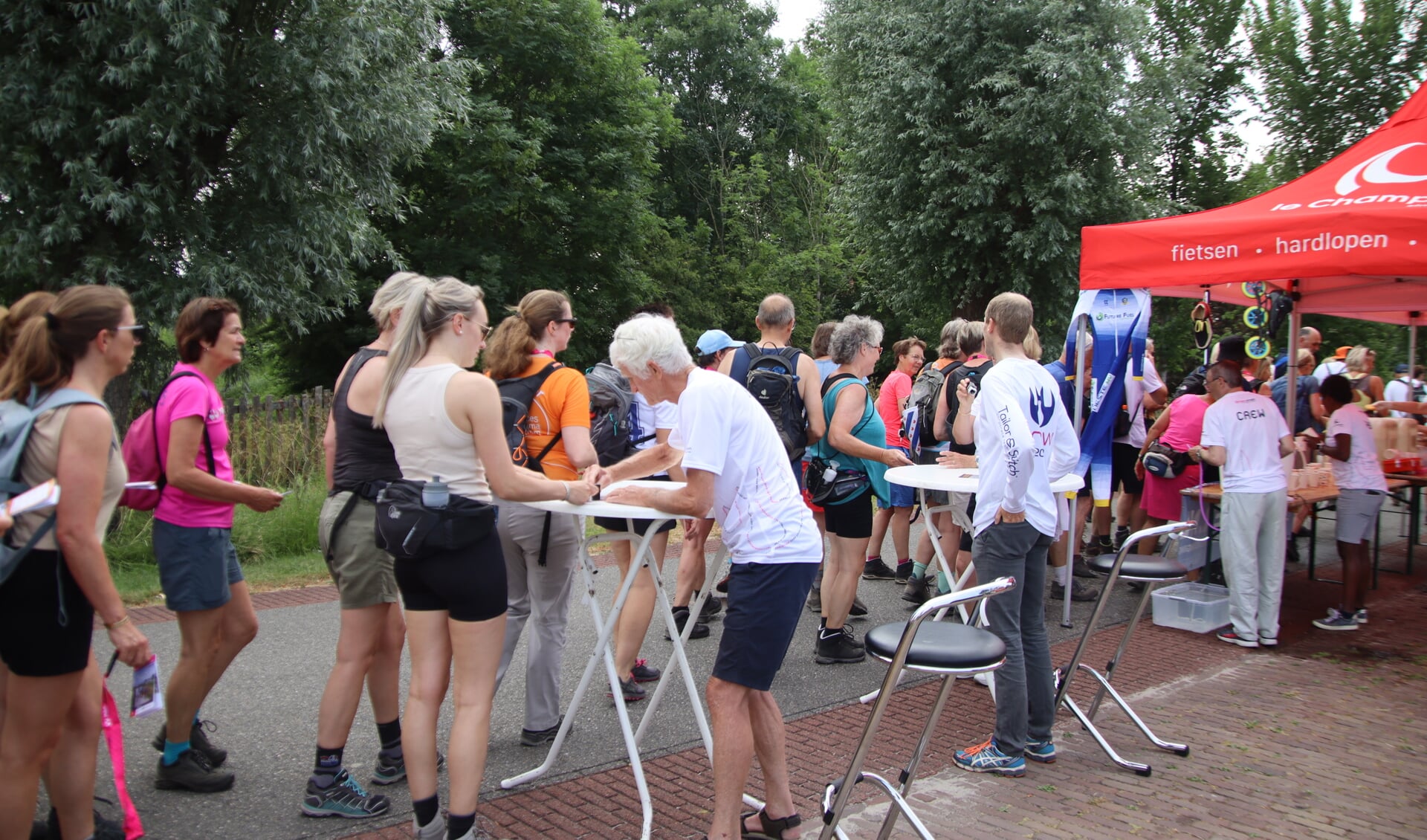 wandelaars-mar-athon-sneek-zijn-gestart-groot-sneek