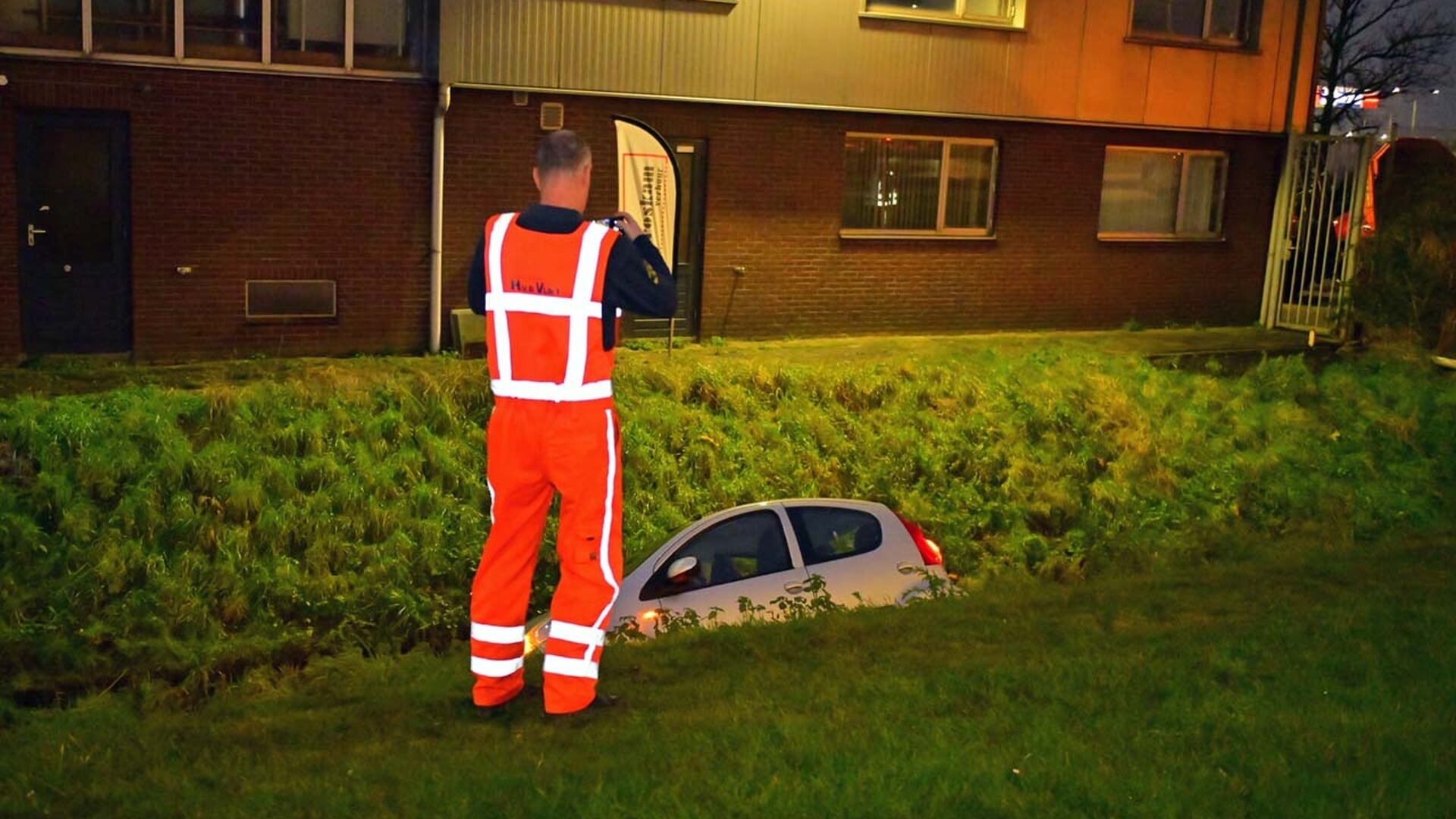 Auto vliegt uit de bocht op kruising Kruisweg en Rijkerstreek in Rozenburg, Haarlemmermeer