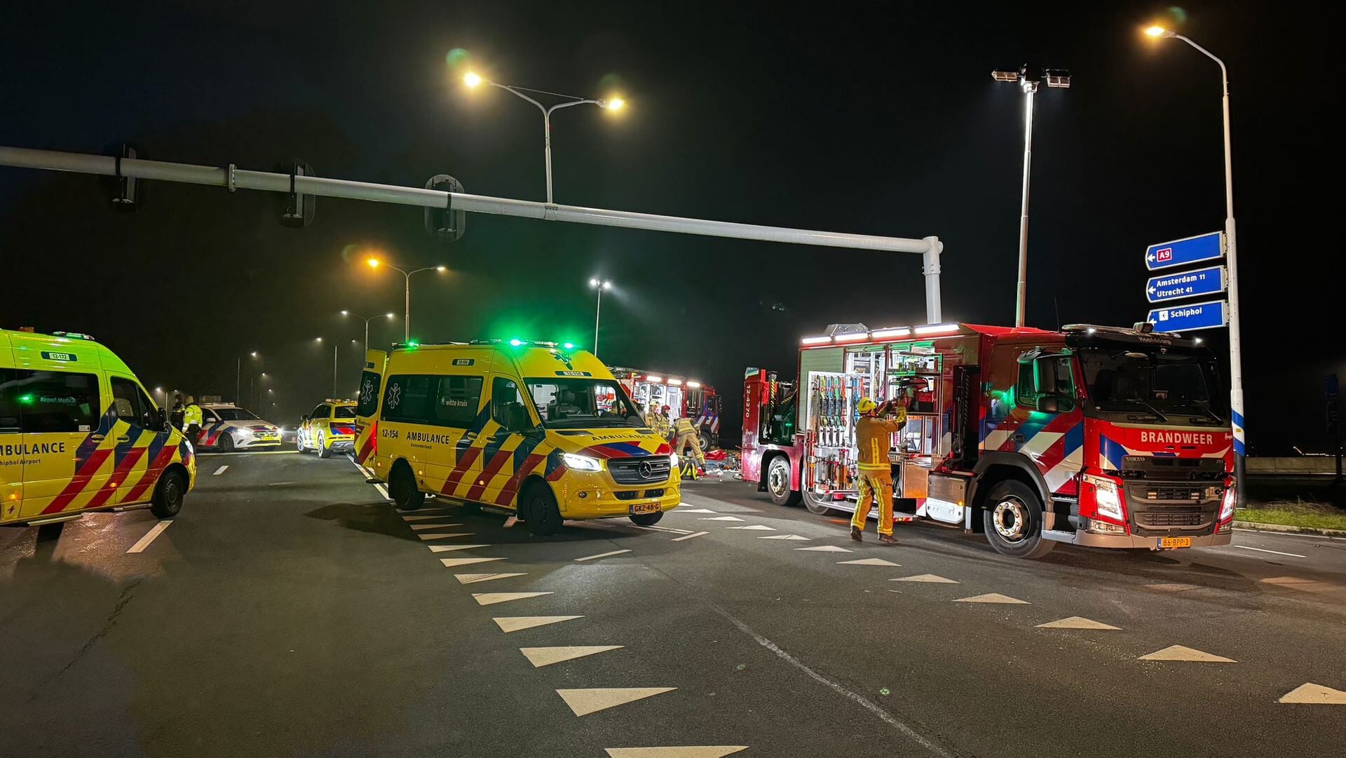 Frontale botsing tussen twee auto’s op kruispunt Amsterdamse Baan in Lijnden; drie zwaargewonden