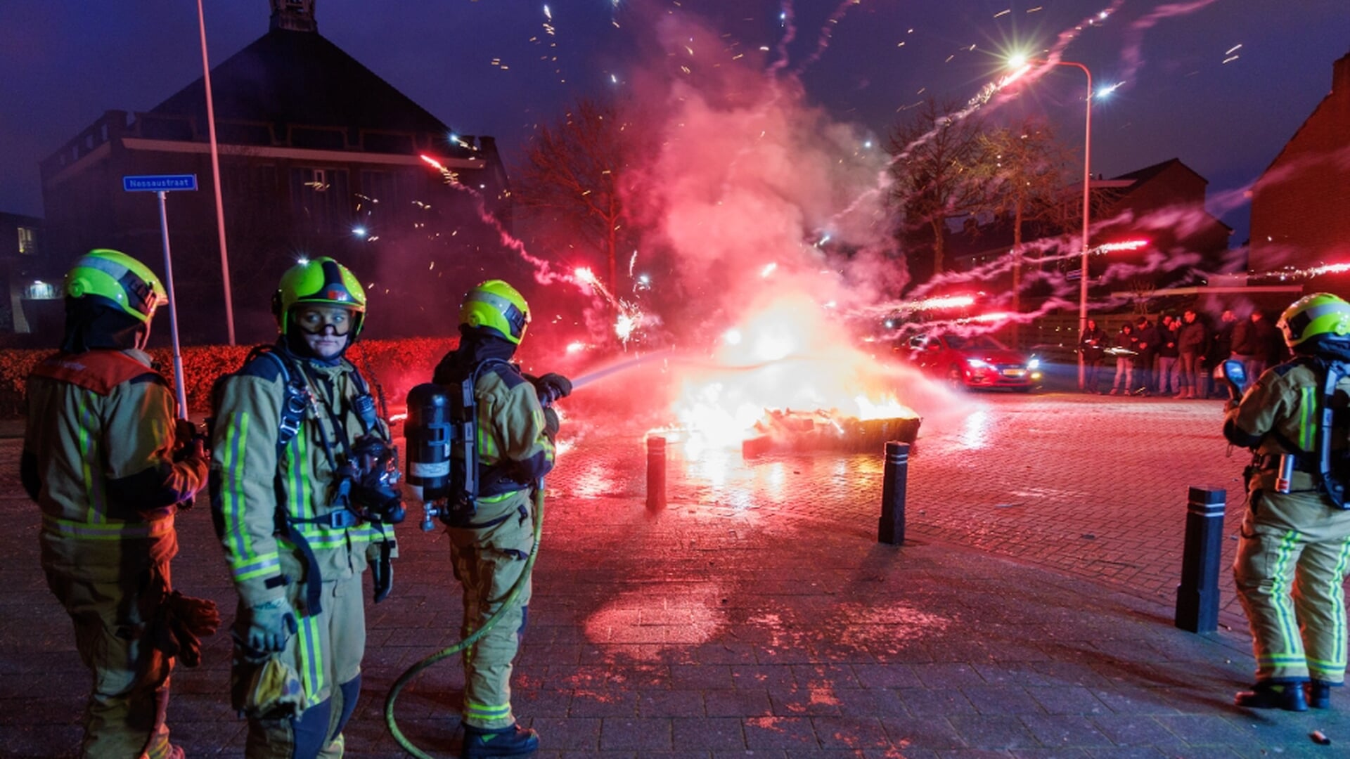 Brandweer blust vreugdevuur van autobanden op Korte Kruisweg in Maasdijk