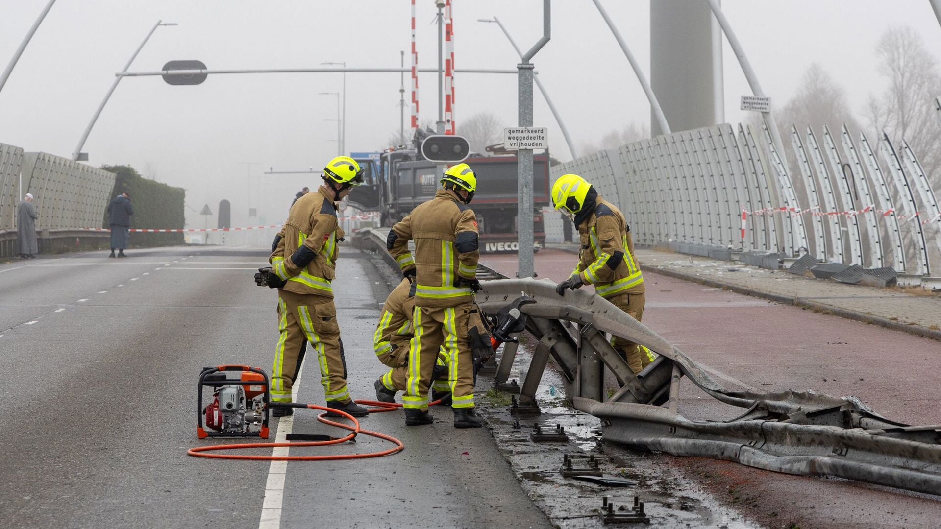 In beeld: 6 voertuigen betrokken bij grote ravage op Akerdijk in Lijnden